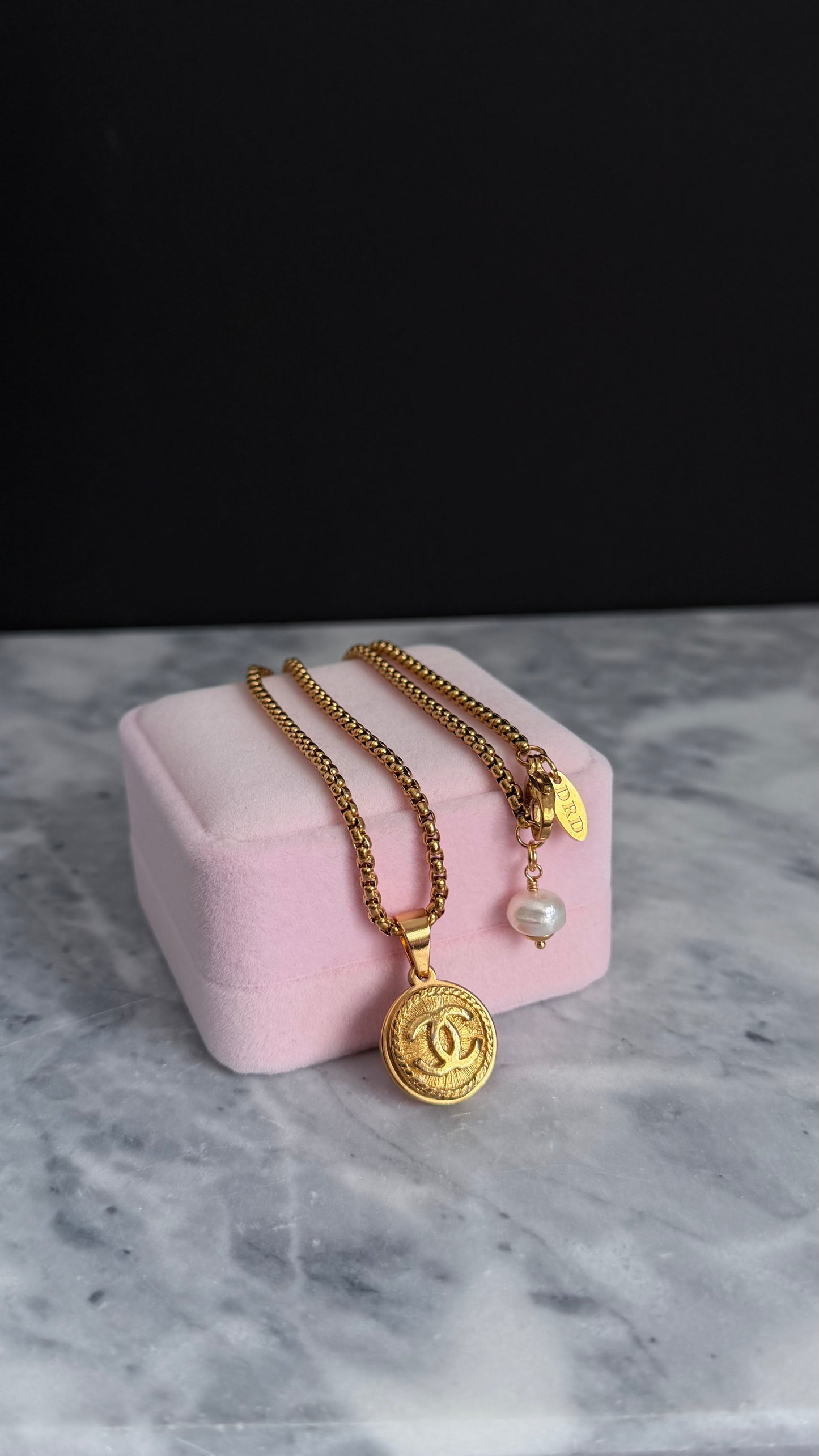 ❤️ SMALL EXTREMELY RARE reworked VINTAGE button necklace