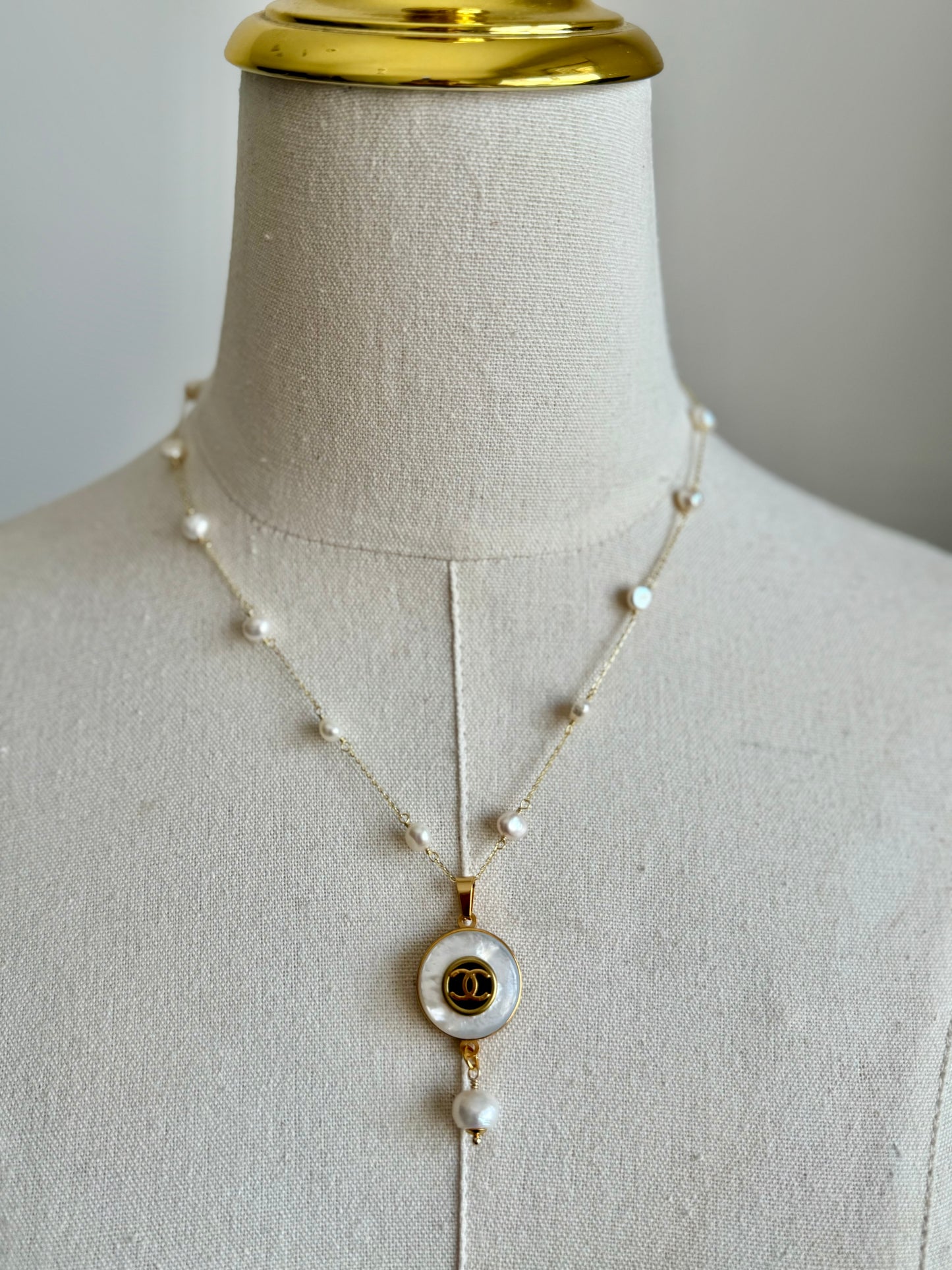 ❗️PLEASE READ RE SLIGHT IMPERFECTION* 🤍 MOTHER OF PEARL One of a kind Authentic Reworked button necklace