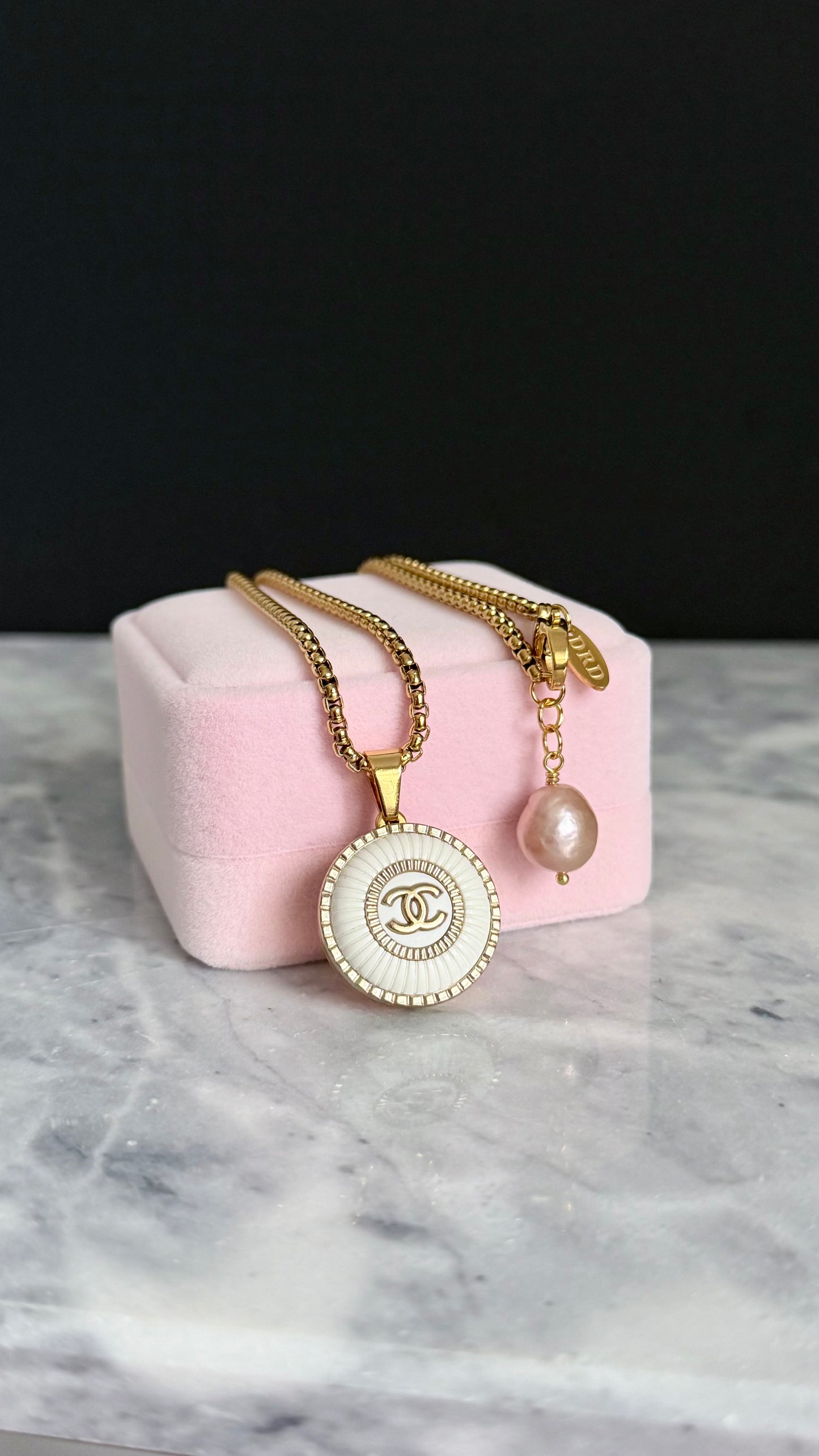 🤍 Large EXTREMELY RARE reworked button necklace