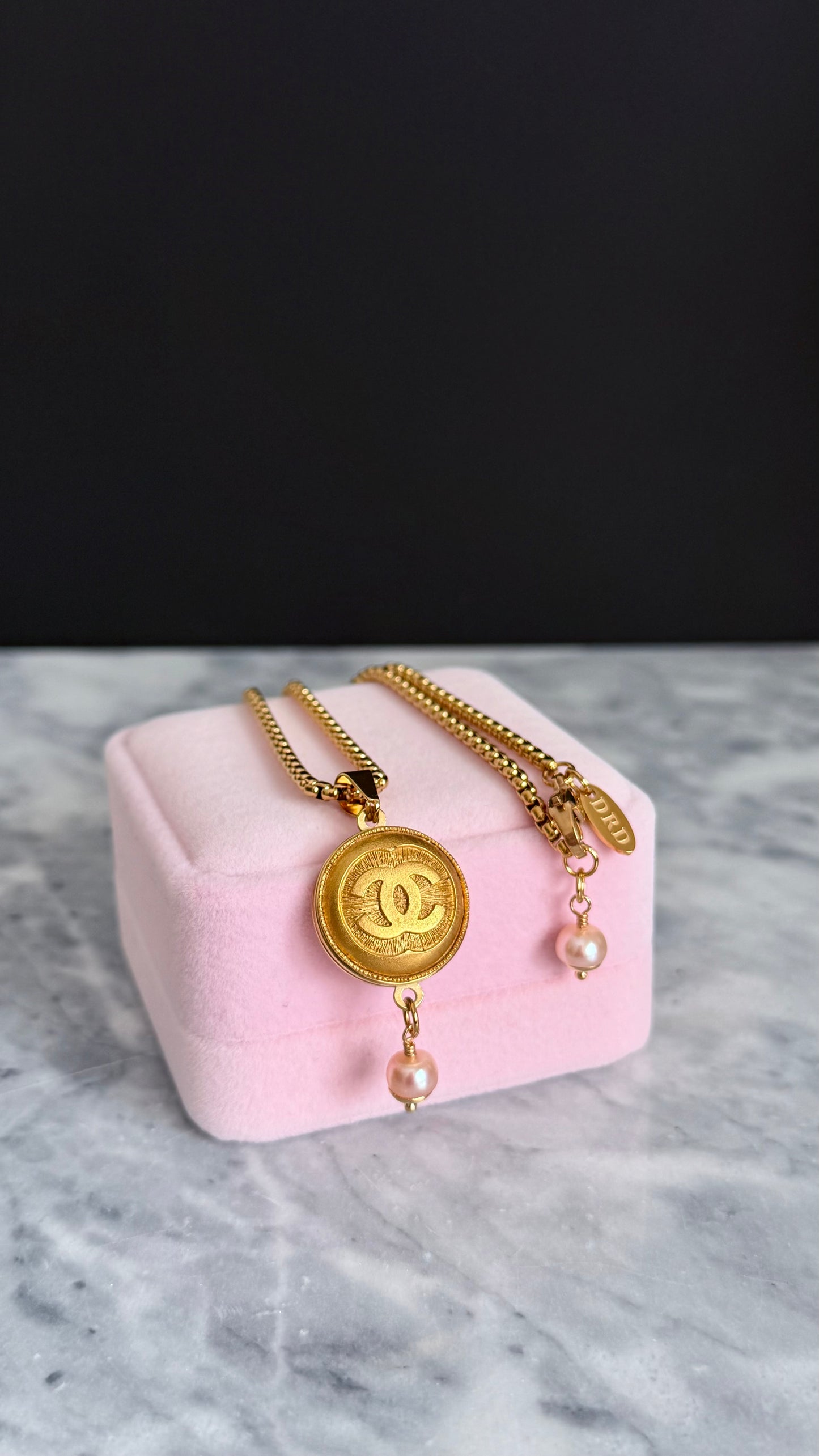 ✨EXTREMELY RARE VINTAGE reworked button necklace