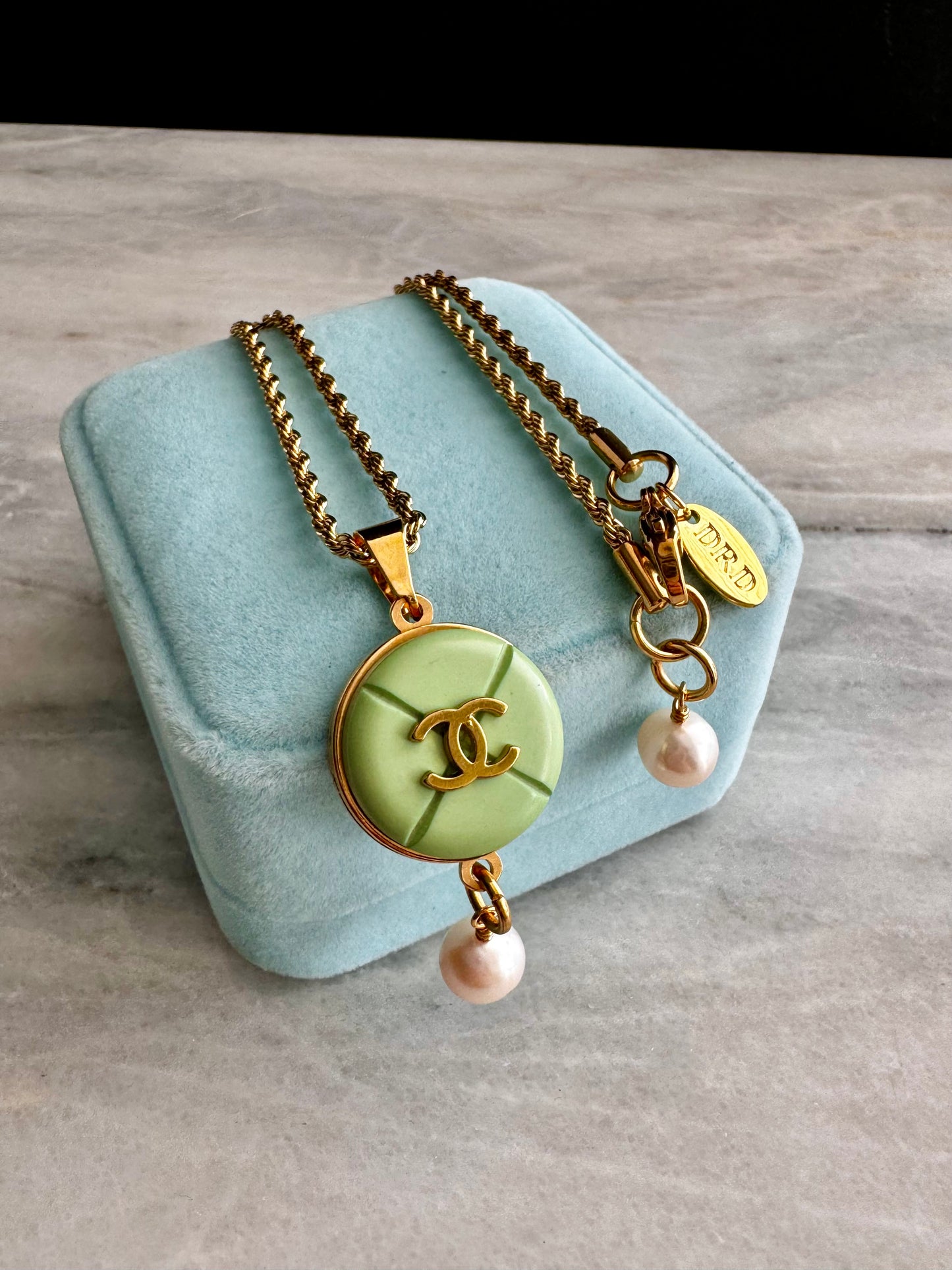 💚 EXTREMELY RARE reworked pale green/teal button necklace