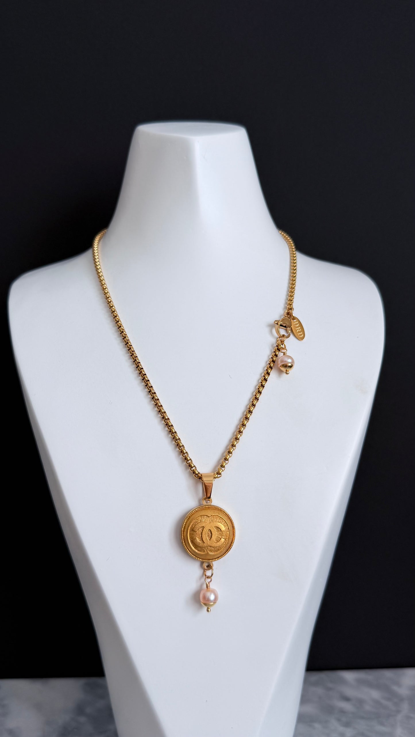 ✨EXTREMELY RARE VINTAGE reworked button necklace