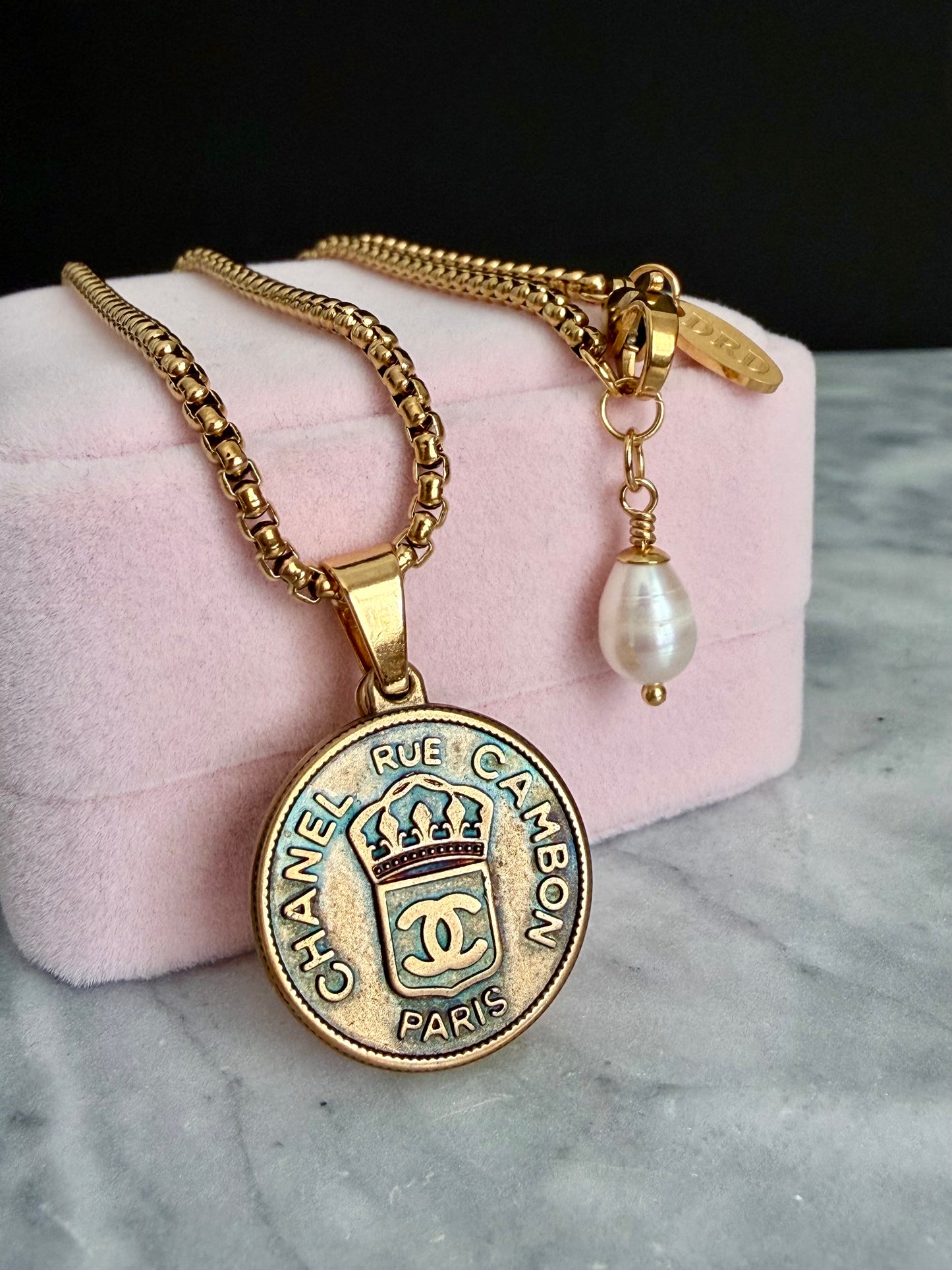 ✨Large Vintage gold Authentic reworked pendant Necklace