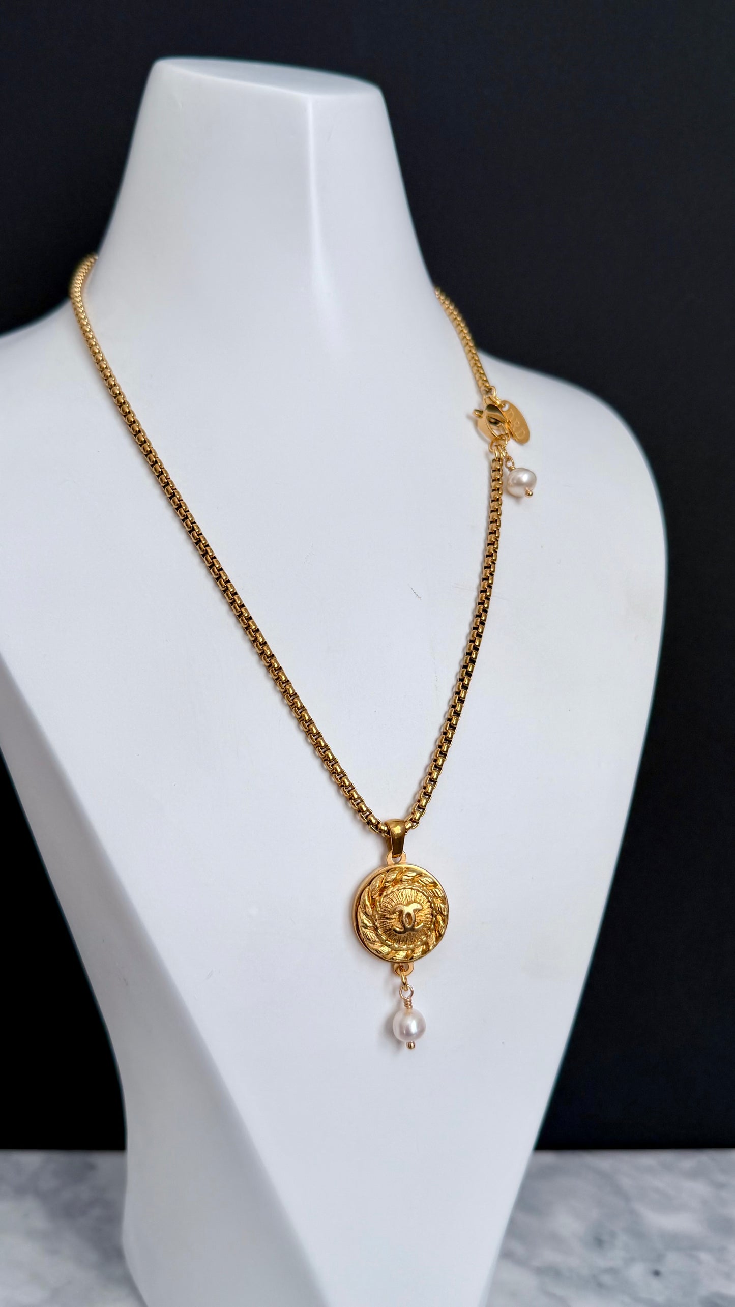 ✨EXTREMELY RARE VINTAGE reworked button necklace