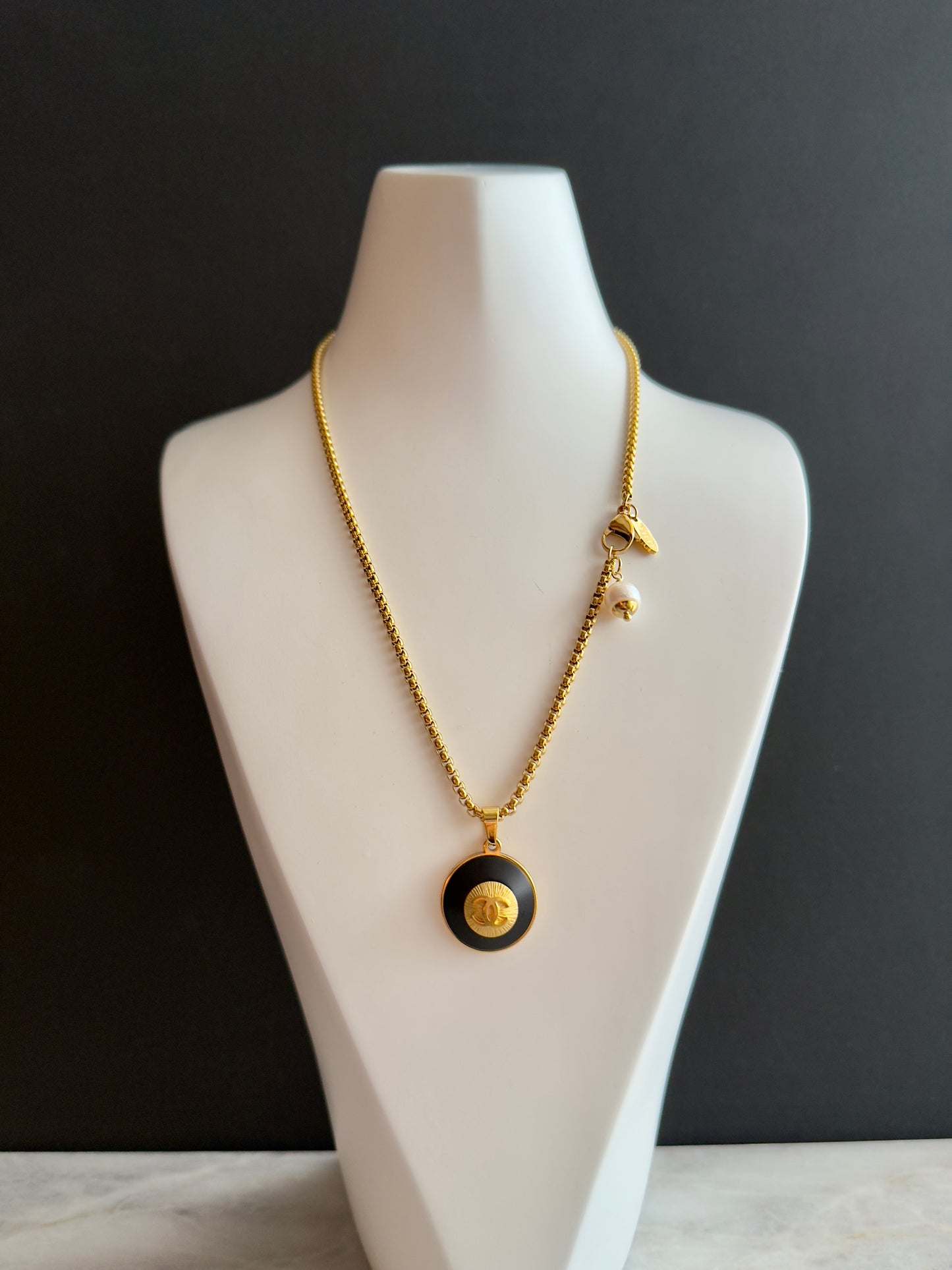 🖤 “Kitty” Vintage Authentic reworked Gold button Necklace