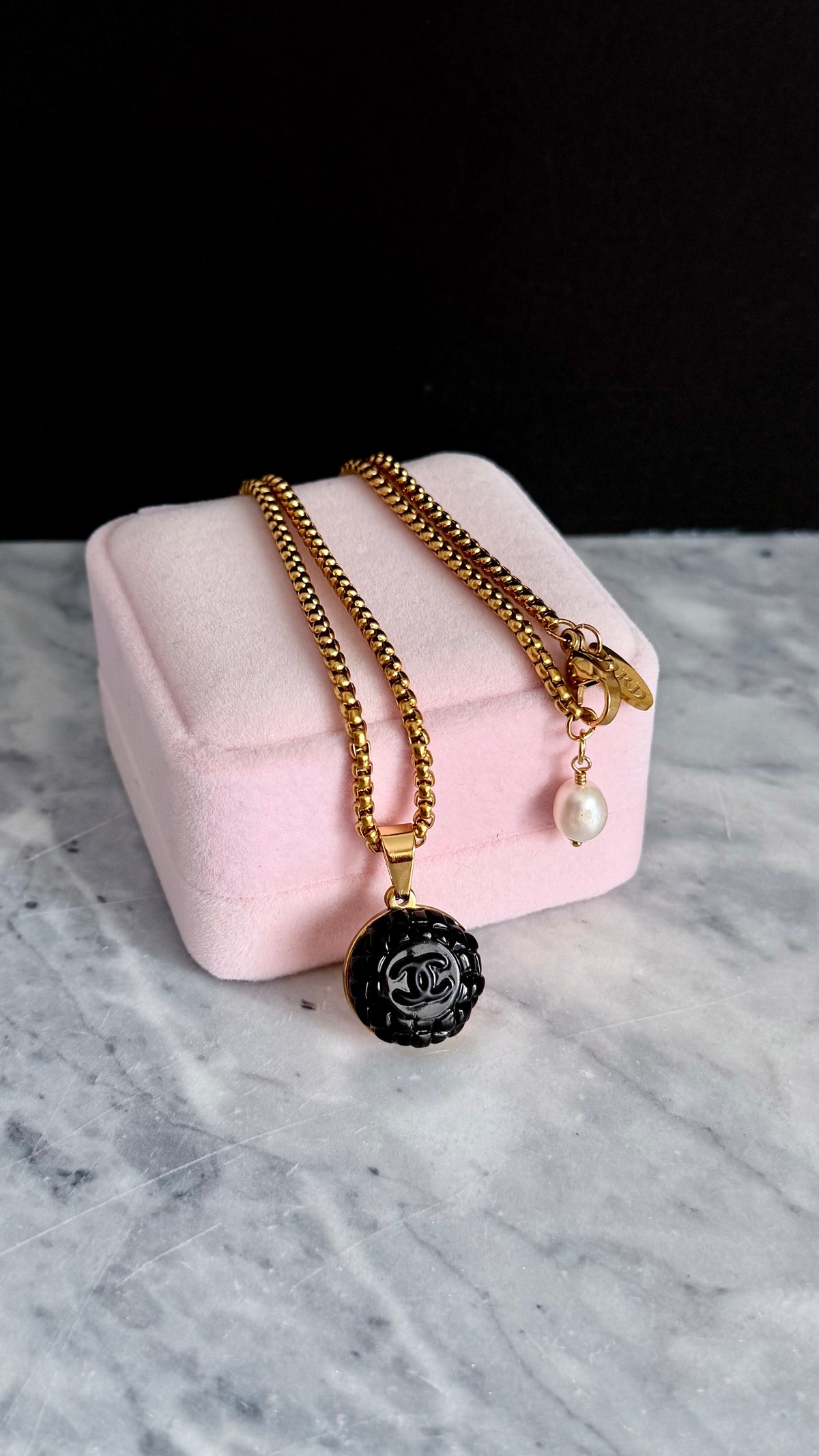 🖤 modern gold enamel button necklace