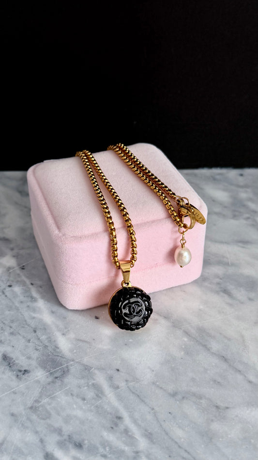 🖤 modern gold enamel button necklace