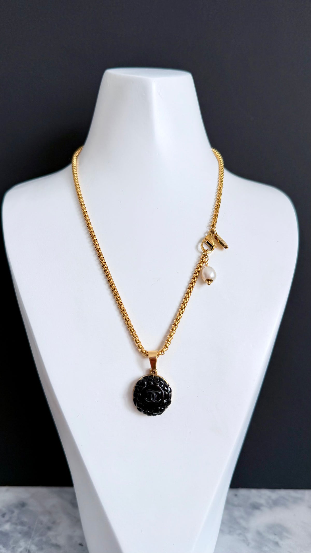 🖤 modern gold enamel button necklace