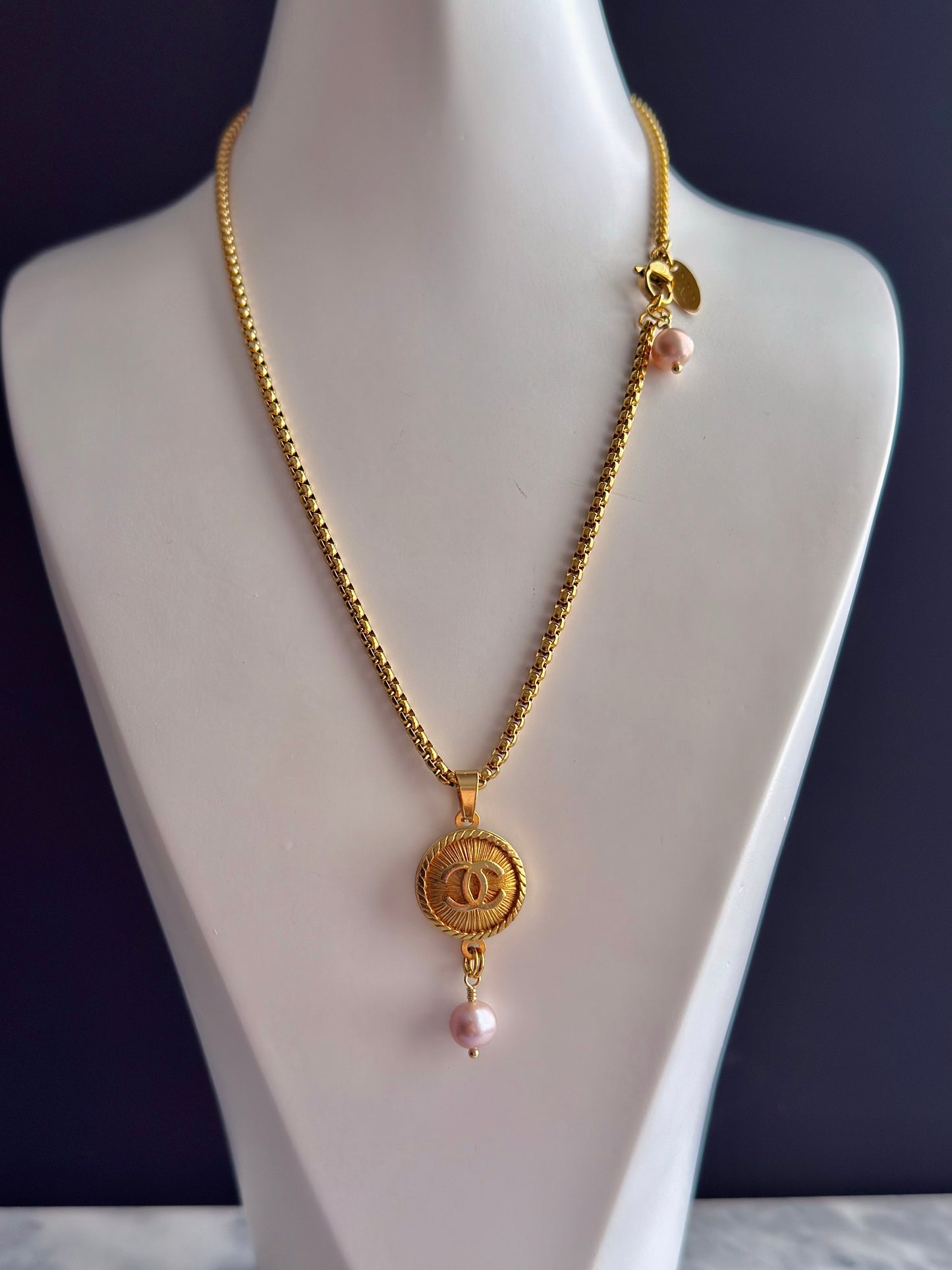 ✨EXTREMELY RARE VINTAGE reworked button necklace