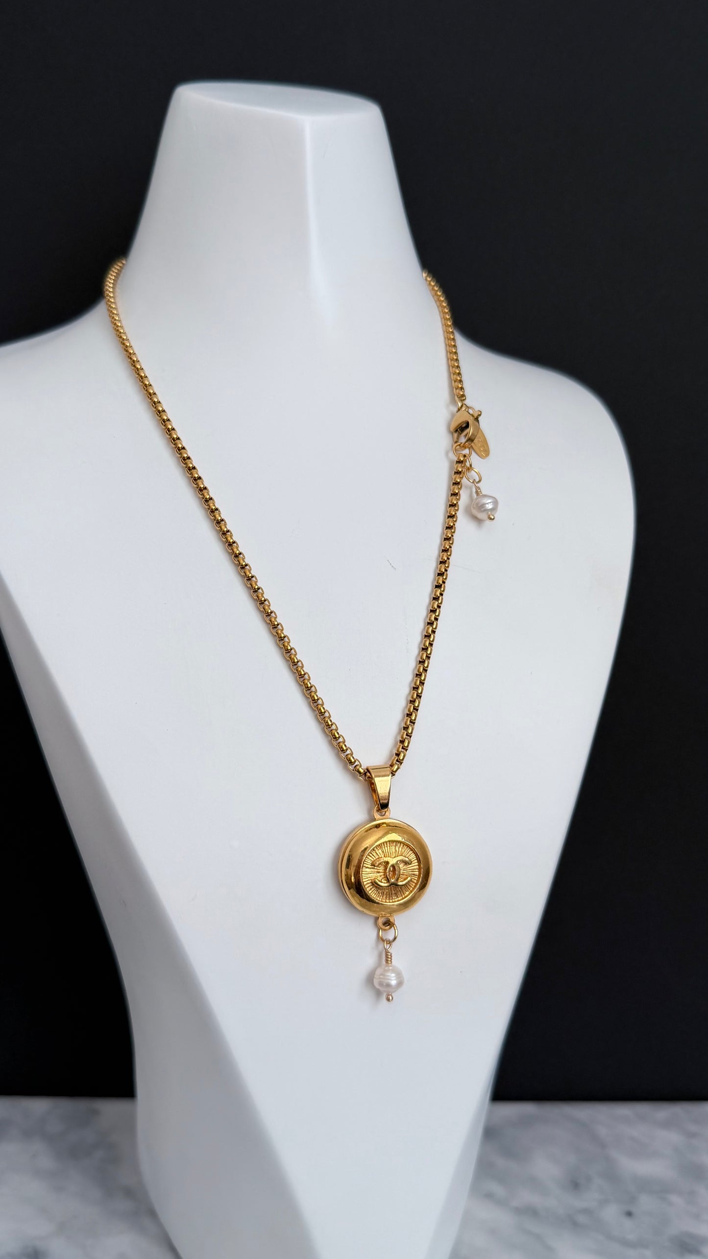 ✨EXTREMELY RARE VINTAGE reworked button necklace