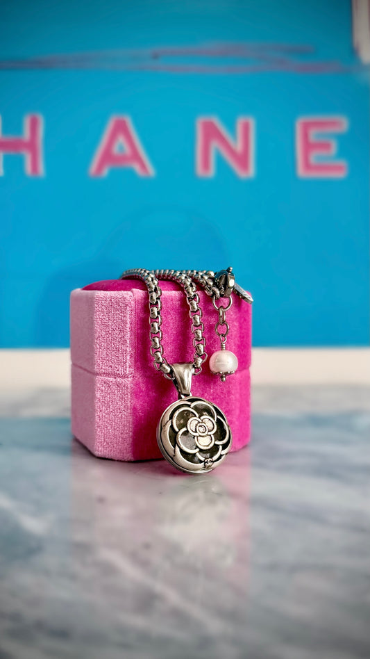 🌼 CAMELLIA 🌼 Extremely rare Vintage Authentic reworked button Necklace - ONE OF A KIND