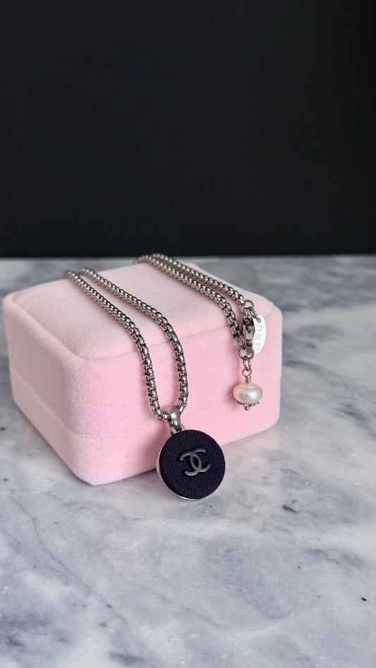 🤍 Extremely rare Vintage Authentic reworked button Necklace - ONE OF A KIND