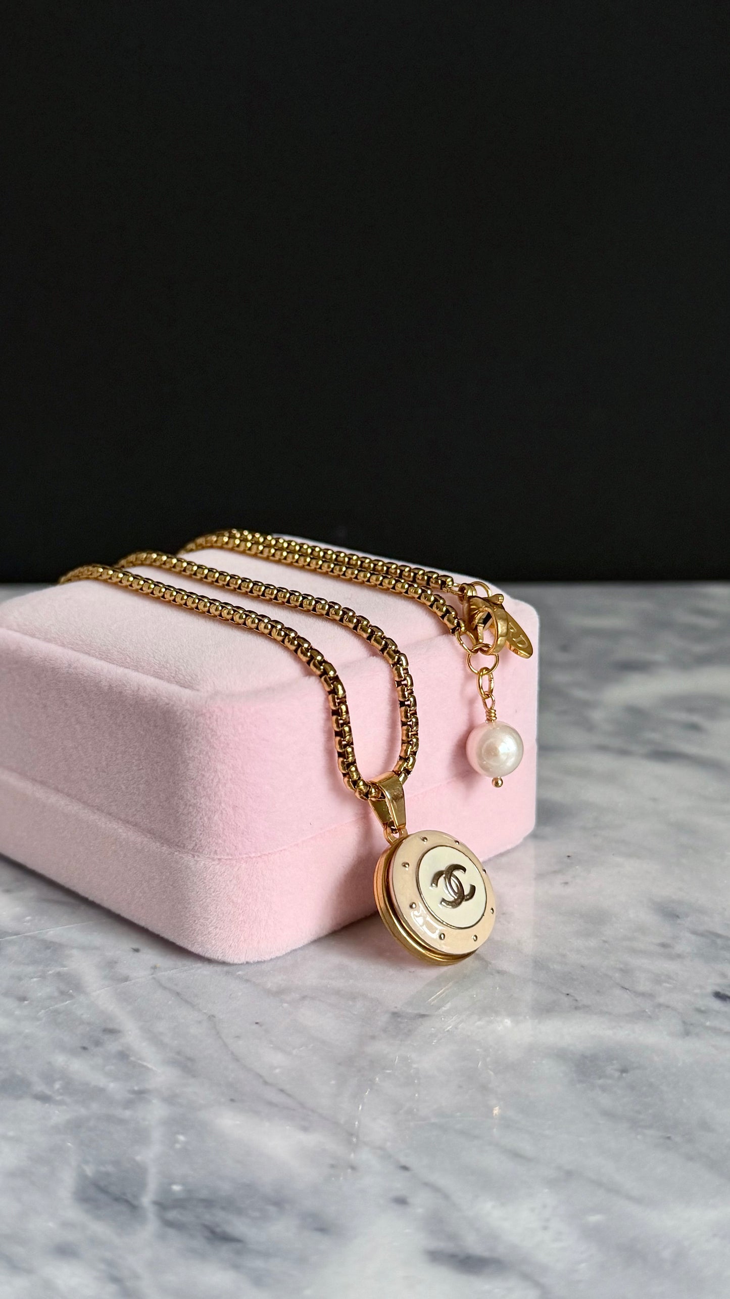 🤍 EXTREMELY RARE reworked button necklace