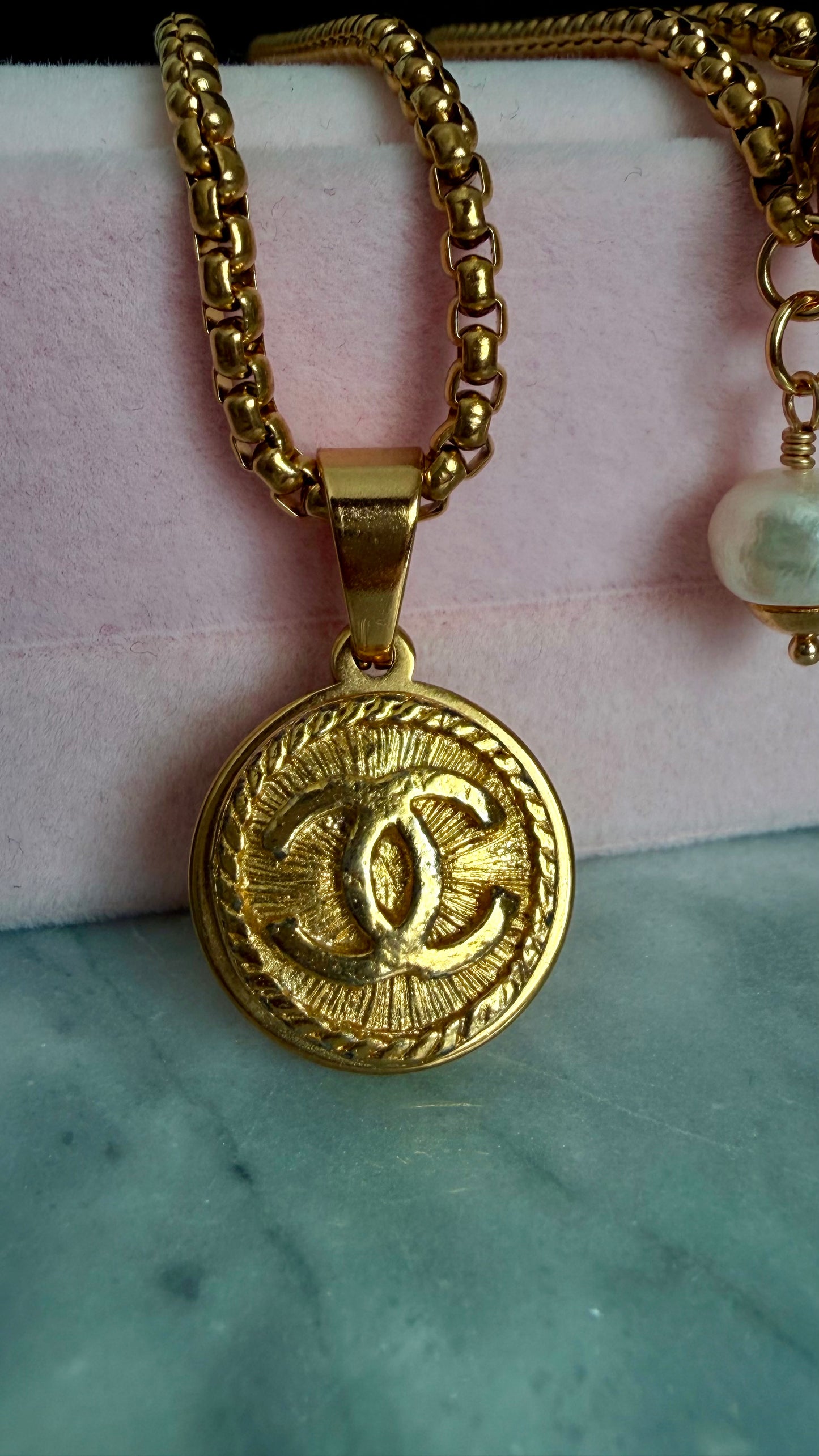 ❤️ SMALL EXTREMELY RARE reworked VINTAGE button necklace
