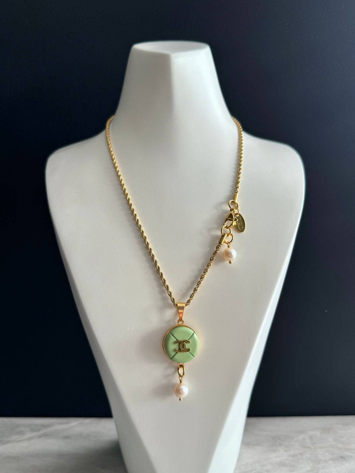 💚 EXTREMELY RARE reworked pale green/teal button necklace