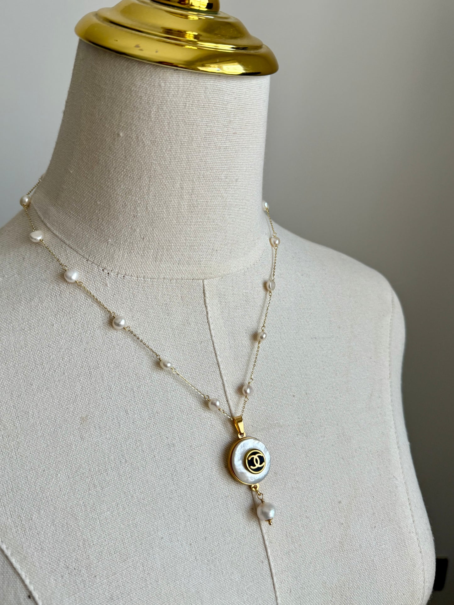 ❗️PLEASE READ RE SLIGHT IMPERFECTION* 🤍 MOTHER OF PEARL One of a kind Authentic Reworked button necklace