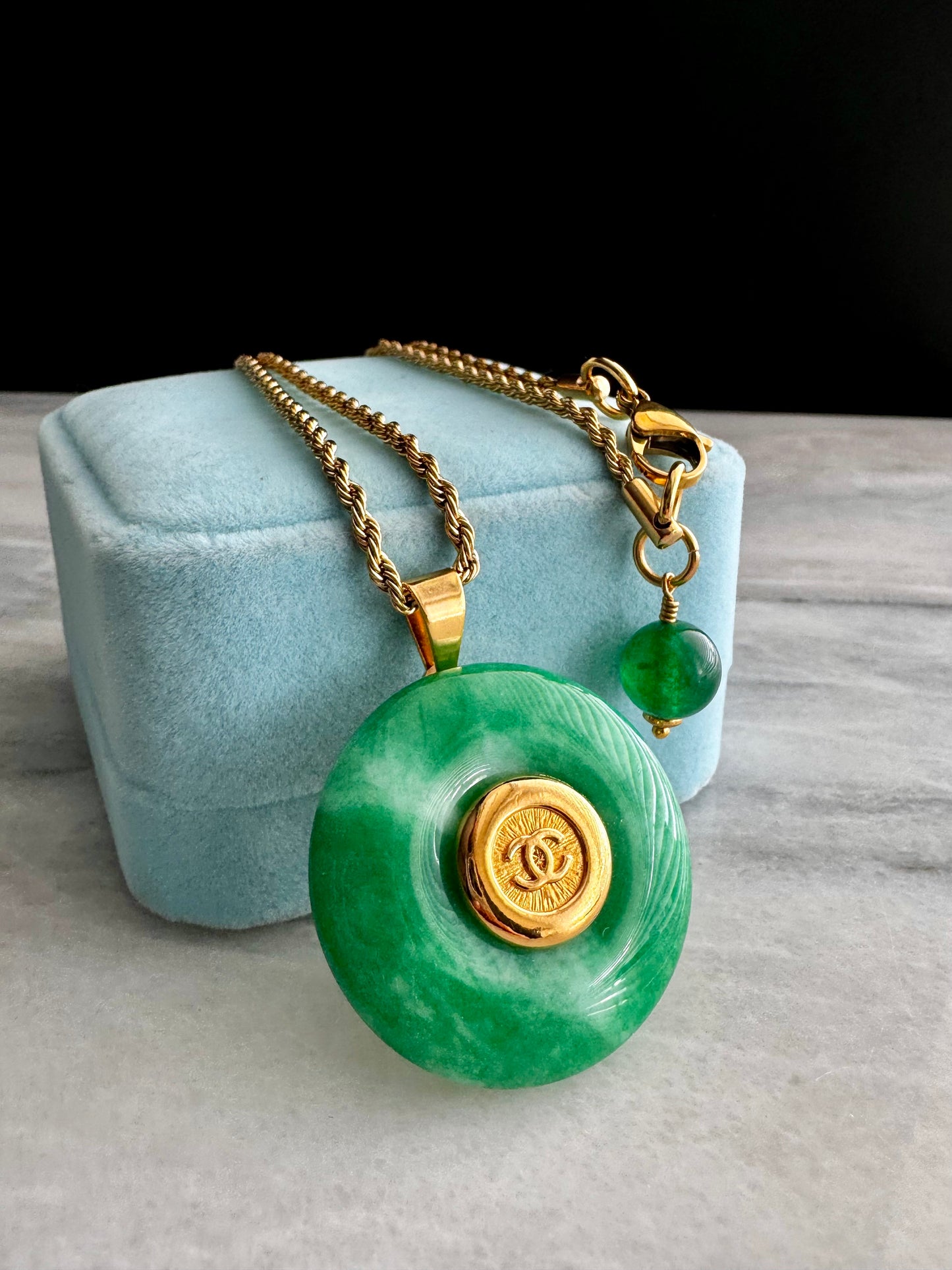 💚 Vintage reworked button and green jade stone necklace