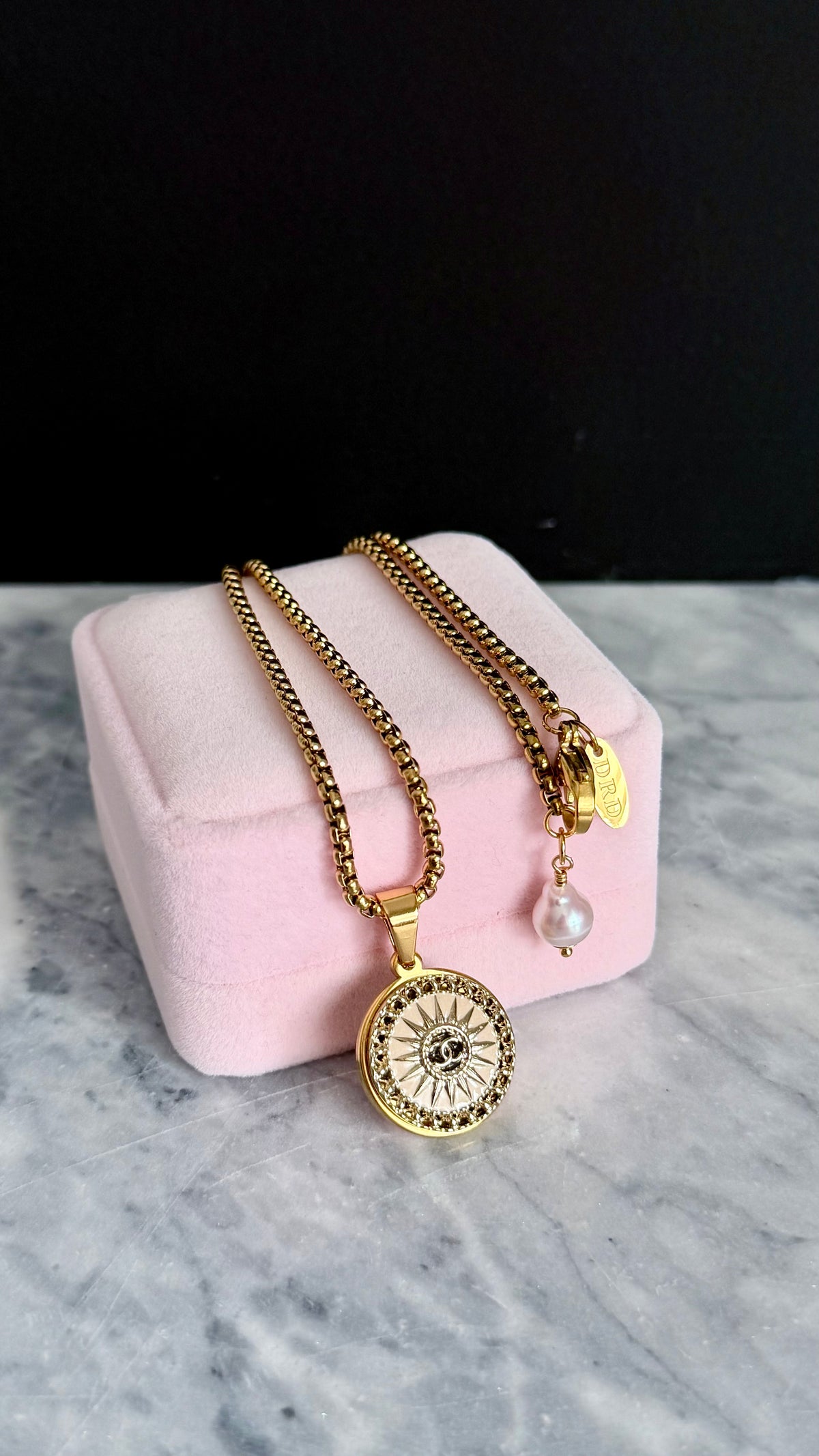 💛 Rare gold enamel button necklace 1 out of 2 medium size