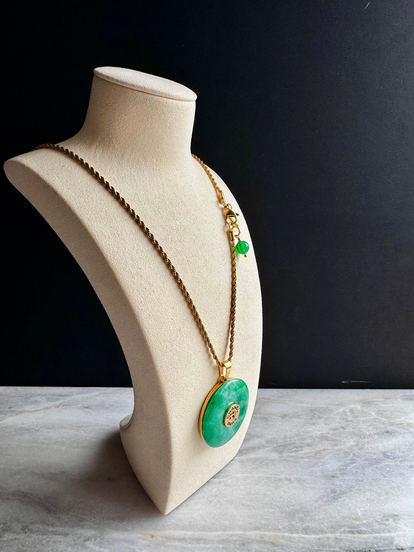 💚 Vintage reworked button and green jade stone necklace