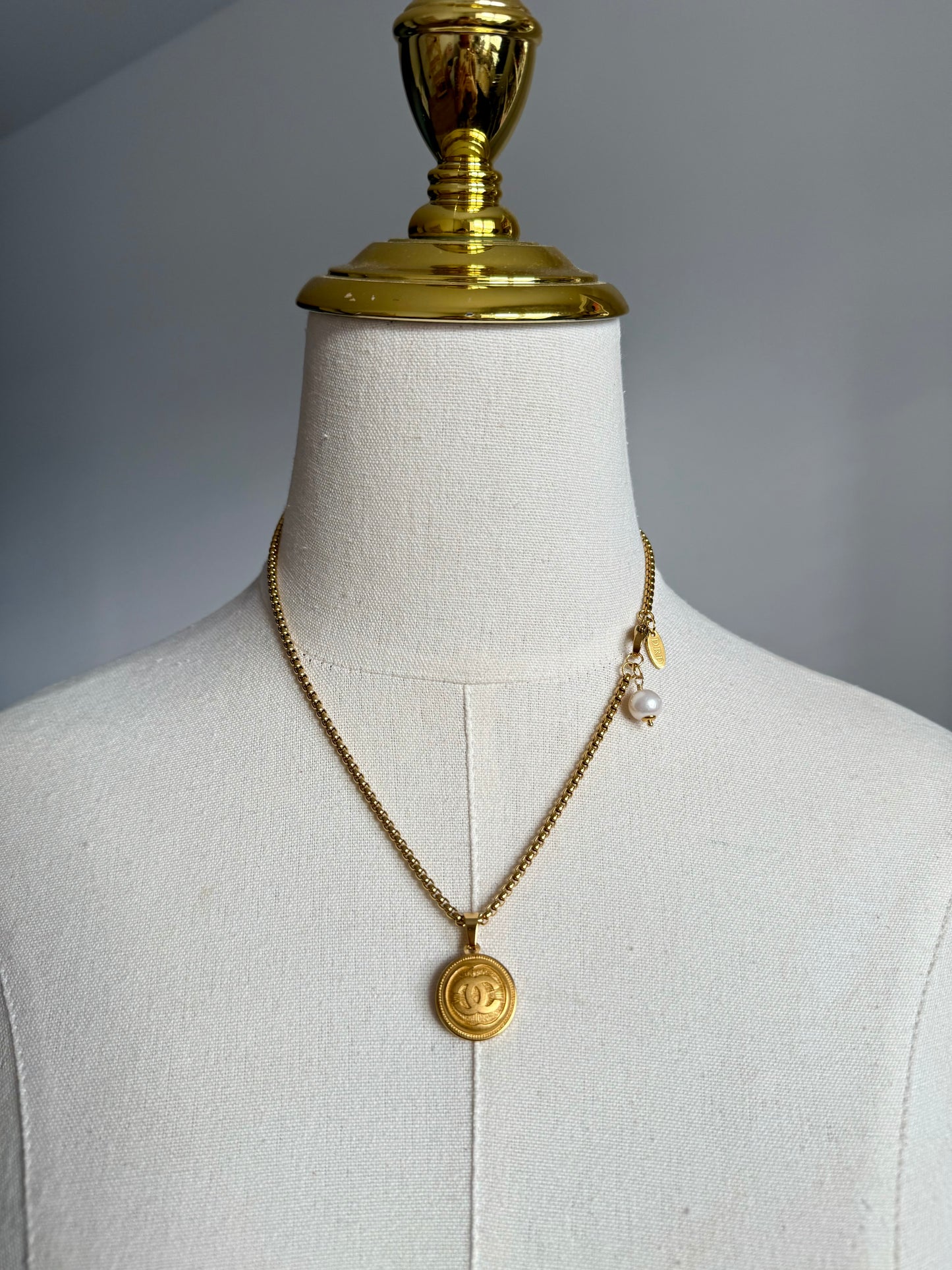 ✨EXTREMELY RARE VINTAGE reworked button necklace
