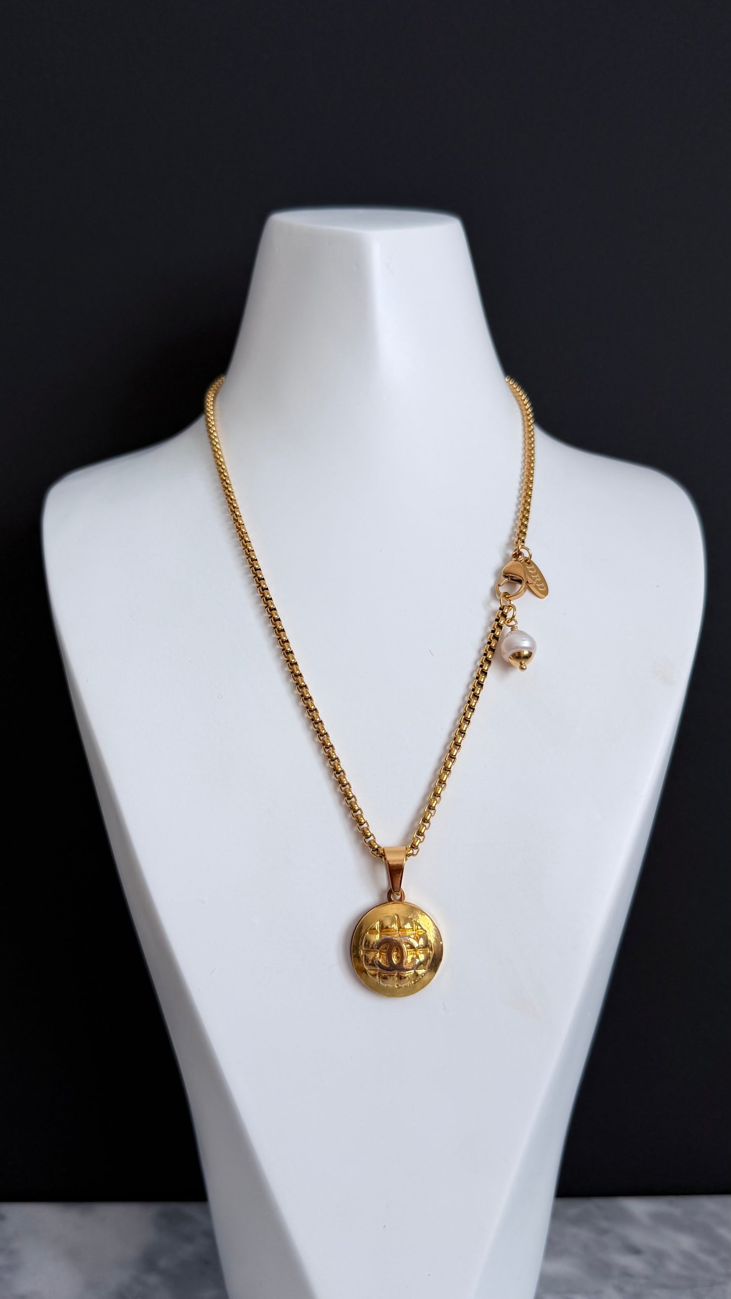 ✨Super rare Vintage Authentic reworked Gold button Necklace