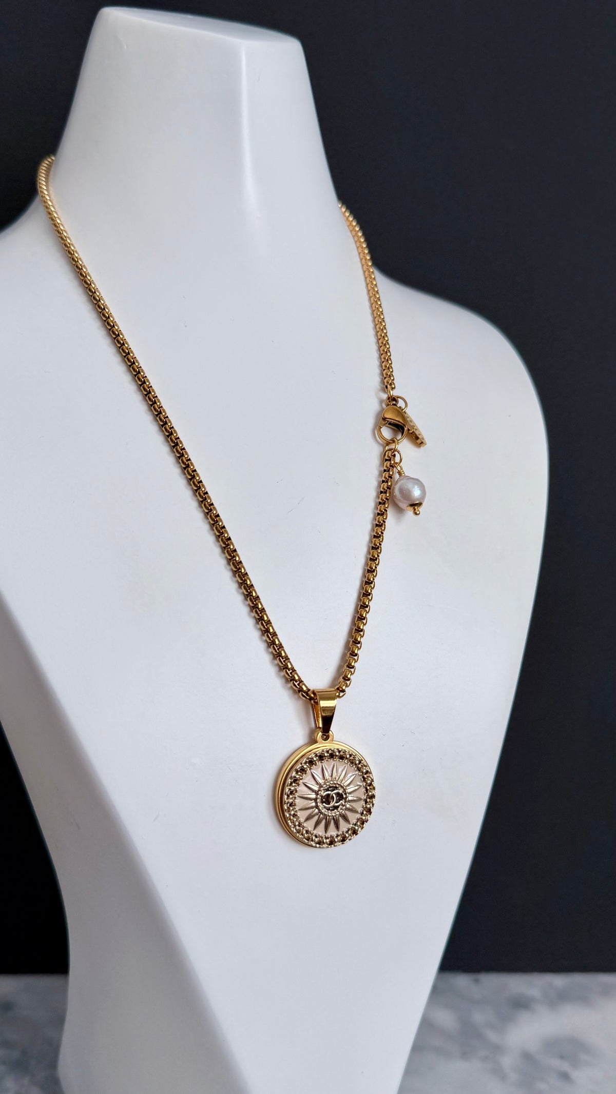 💛 modern gold enamel button necklace 2 out of 2 larger size