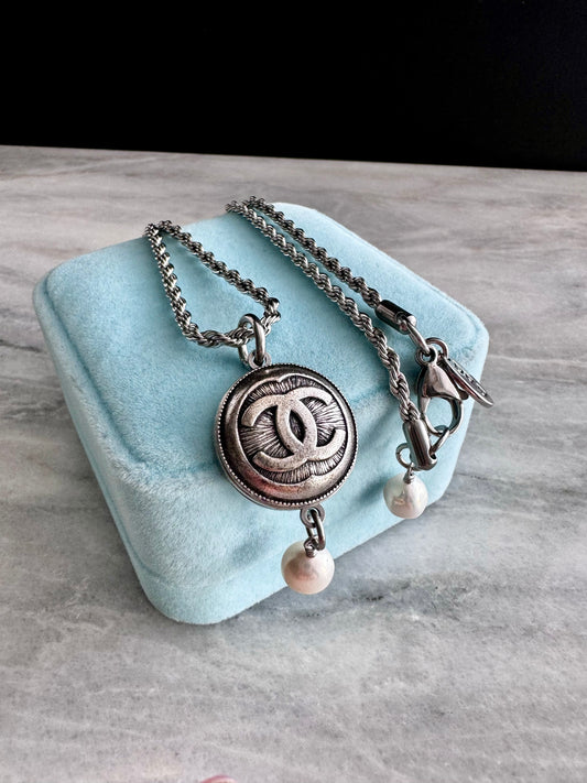 🖤 Authentic Vintage Reworked silver Button necklace