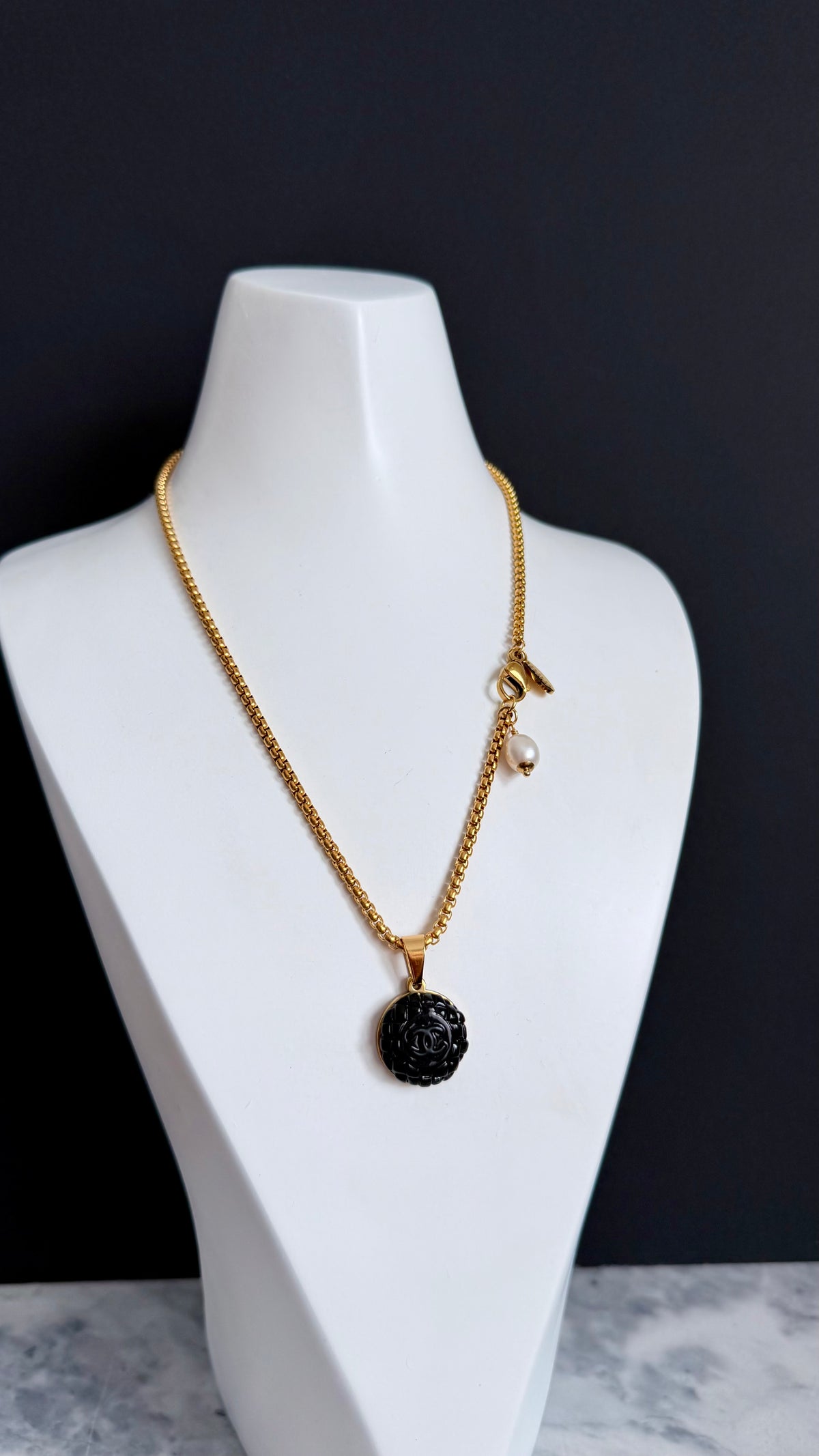 🖤 modern gold enamel button necklace