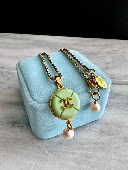 💚 EXTREMELY RARE reworked pale green/teal button necklace