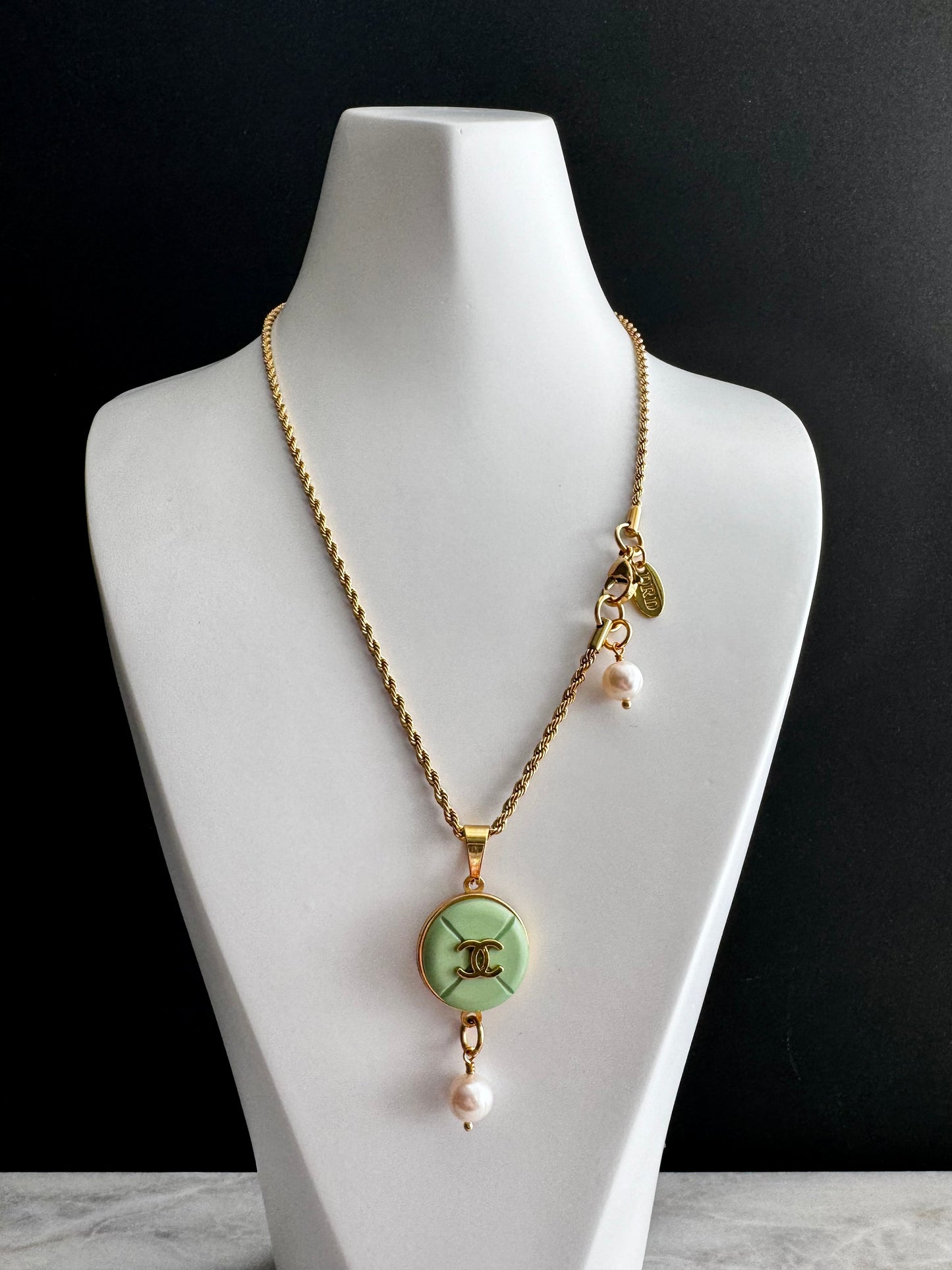 💚 EXTREMELY RARE reworked pale green/teal button necklace