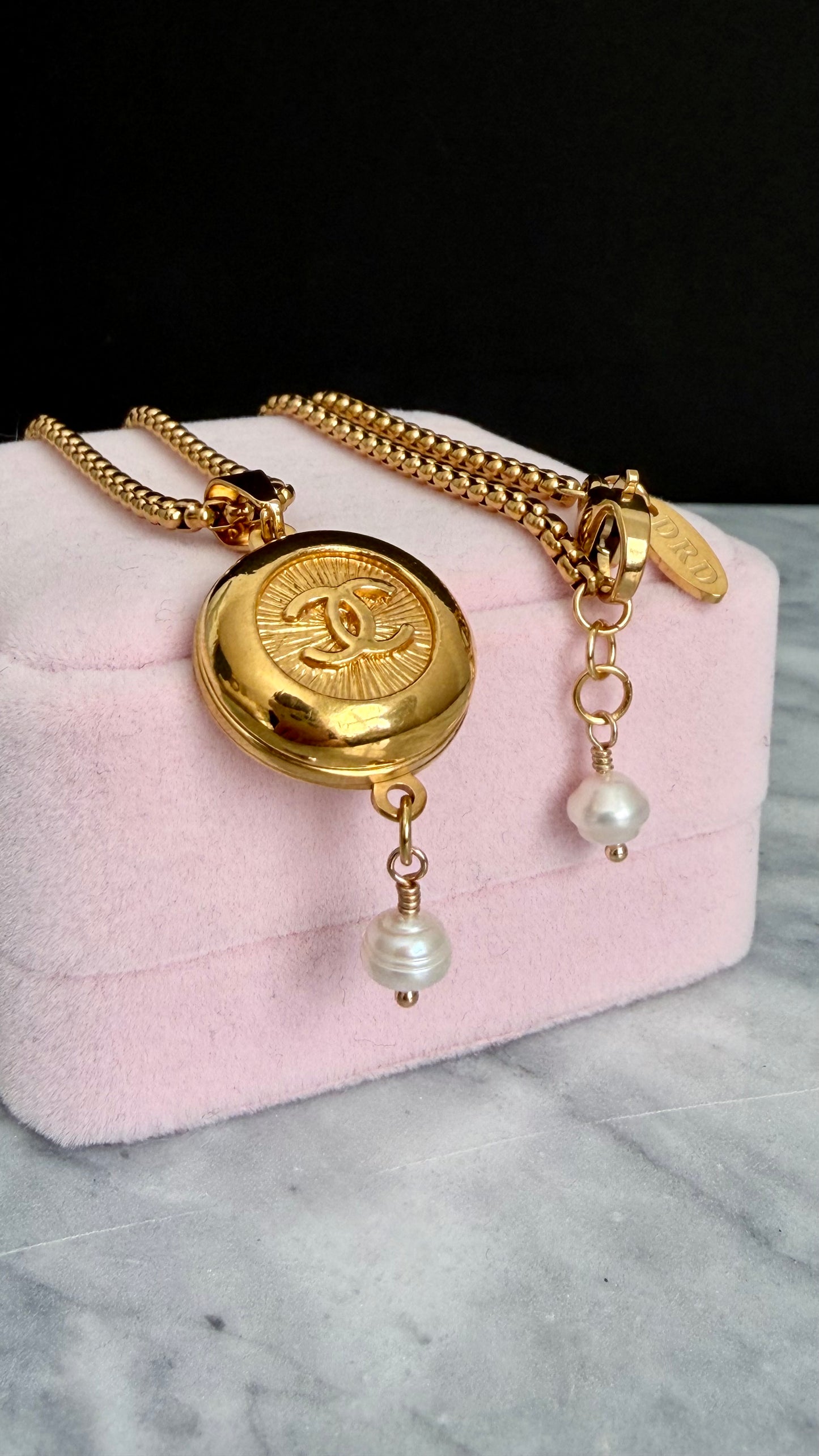 ✨EXTREMELY RARE VINTAGE reworked button necklace
