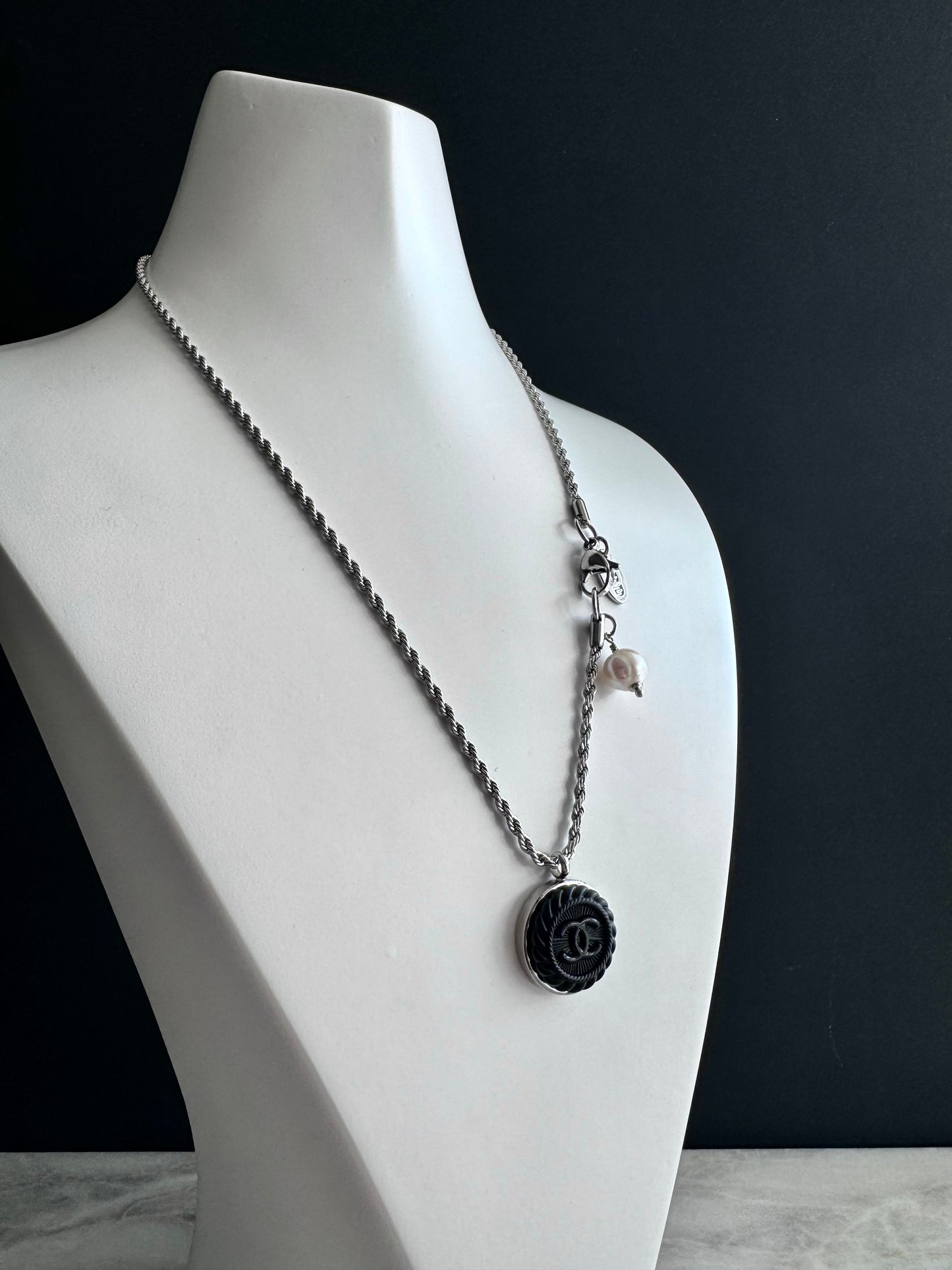 🖤 Vintage Authentic reworked silver button Necklace