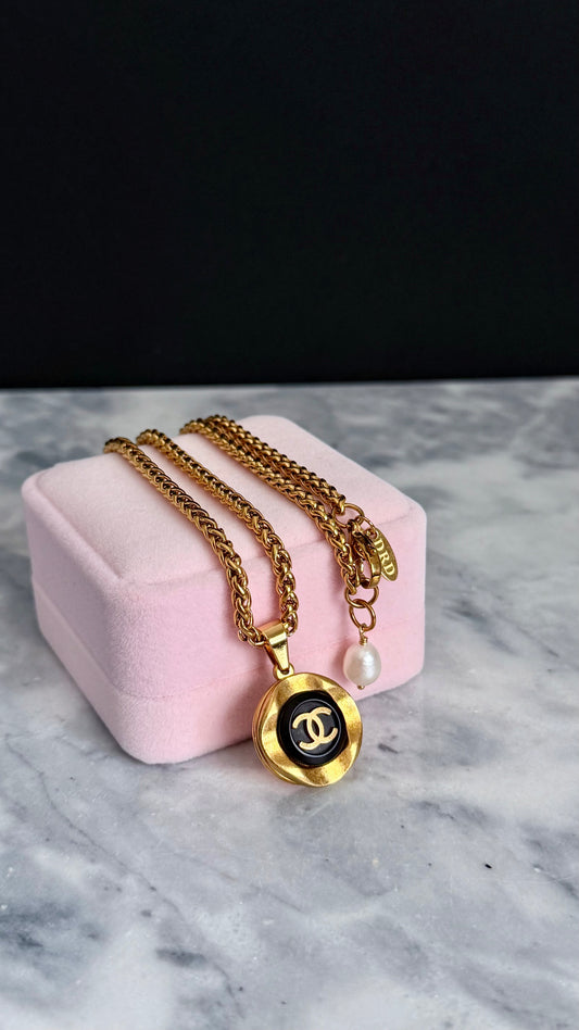 🖤 EXTREMELY RARE reworked Vintage button necklace