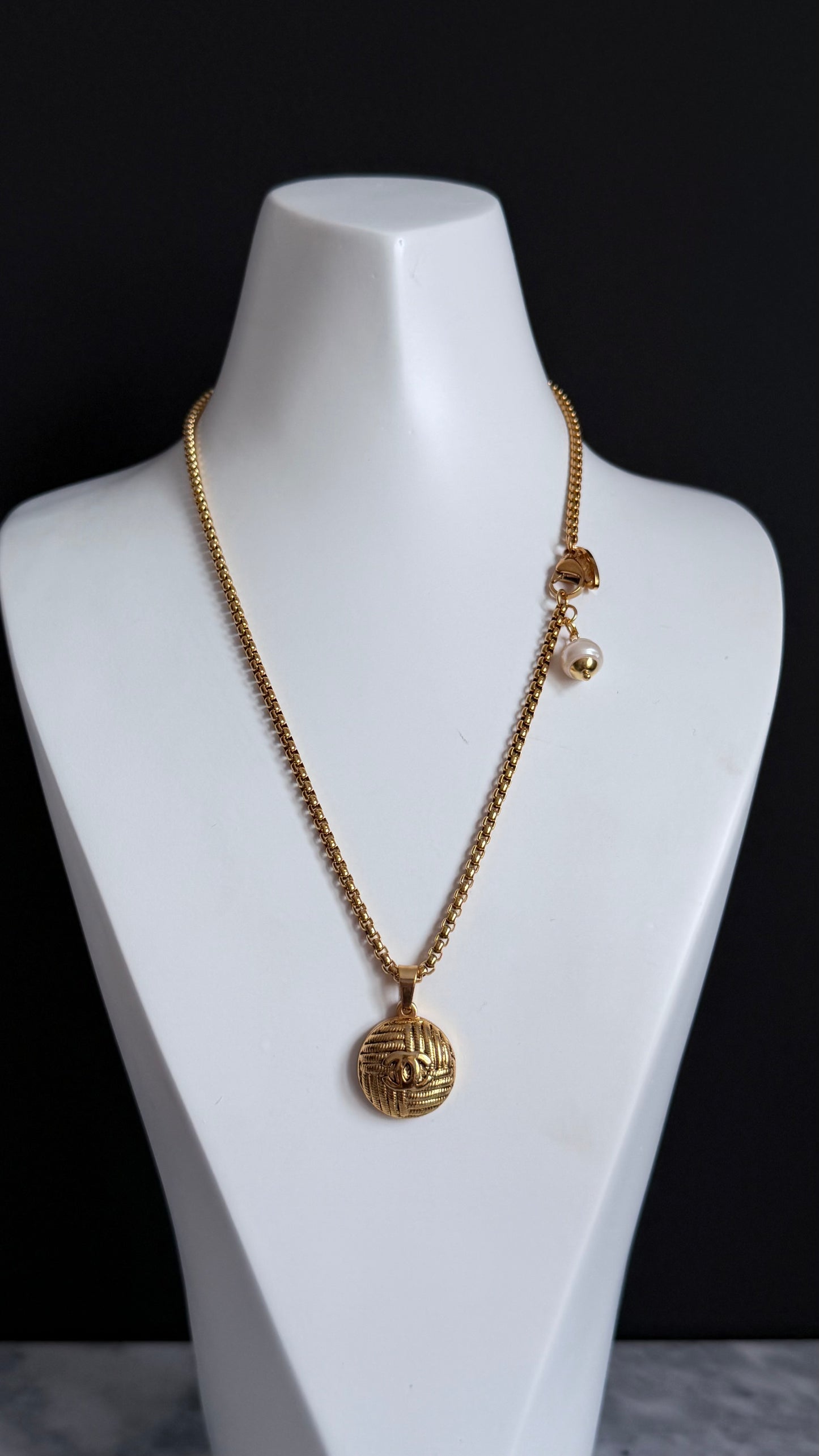 ✨ Extremely rare Authentic Reworked gold Button Necklace