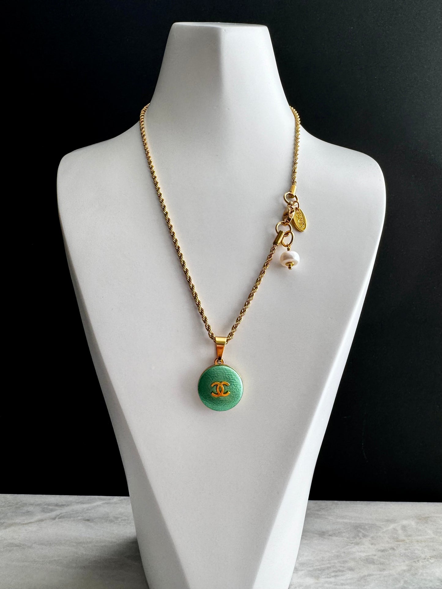 💚 EXTREMELY RARE reworked metallic green LEATHER button necklace