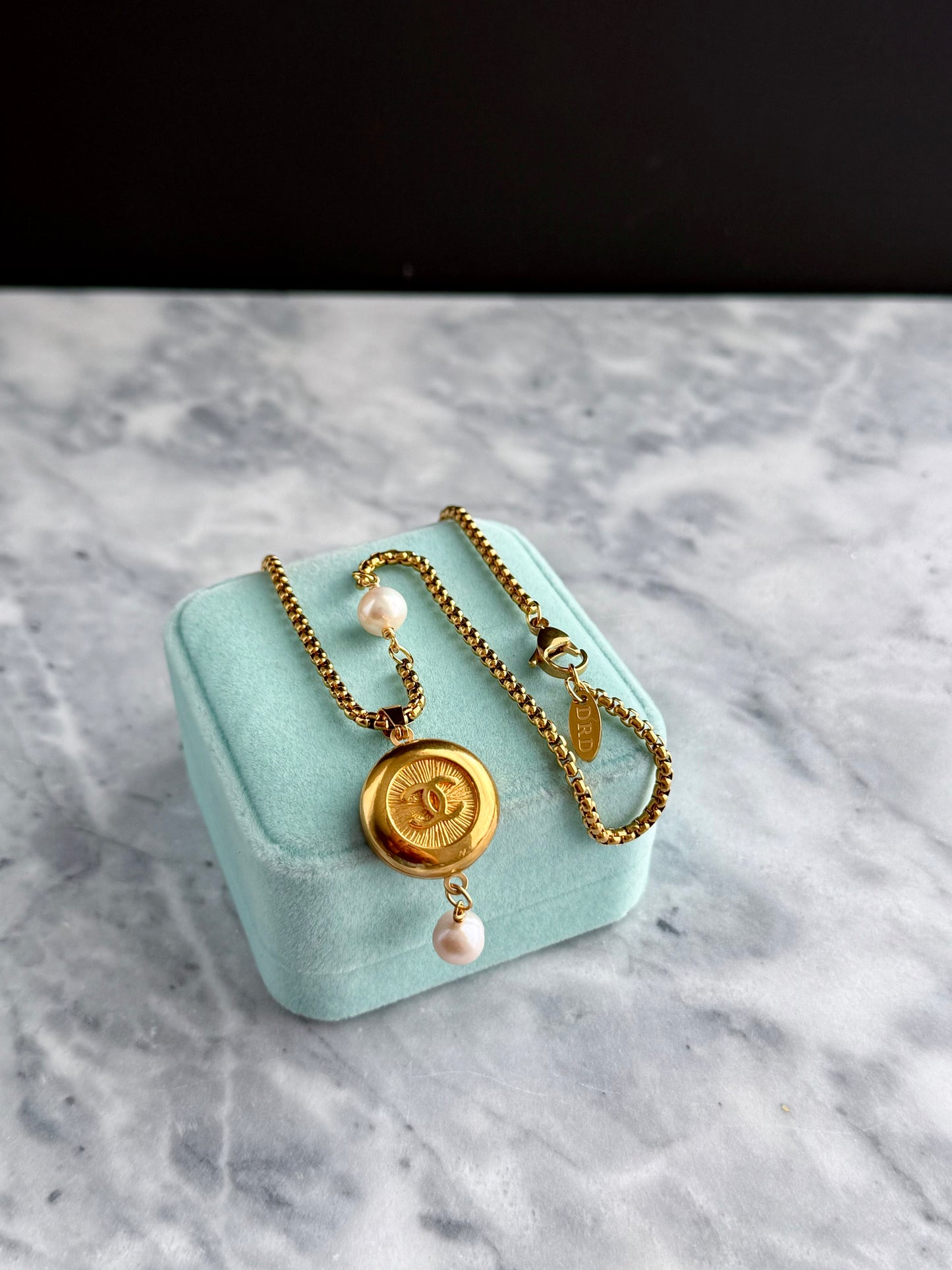 ✨EXTREMELY RARE VINTAGE reworked button necklace