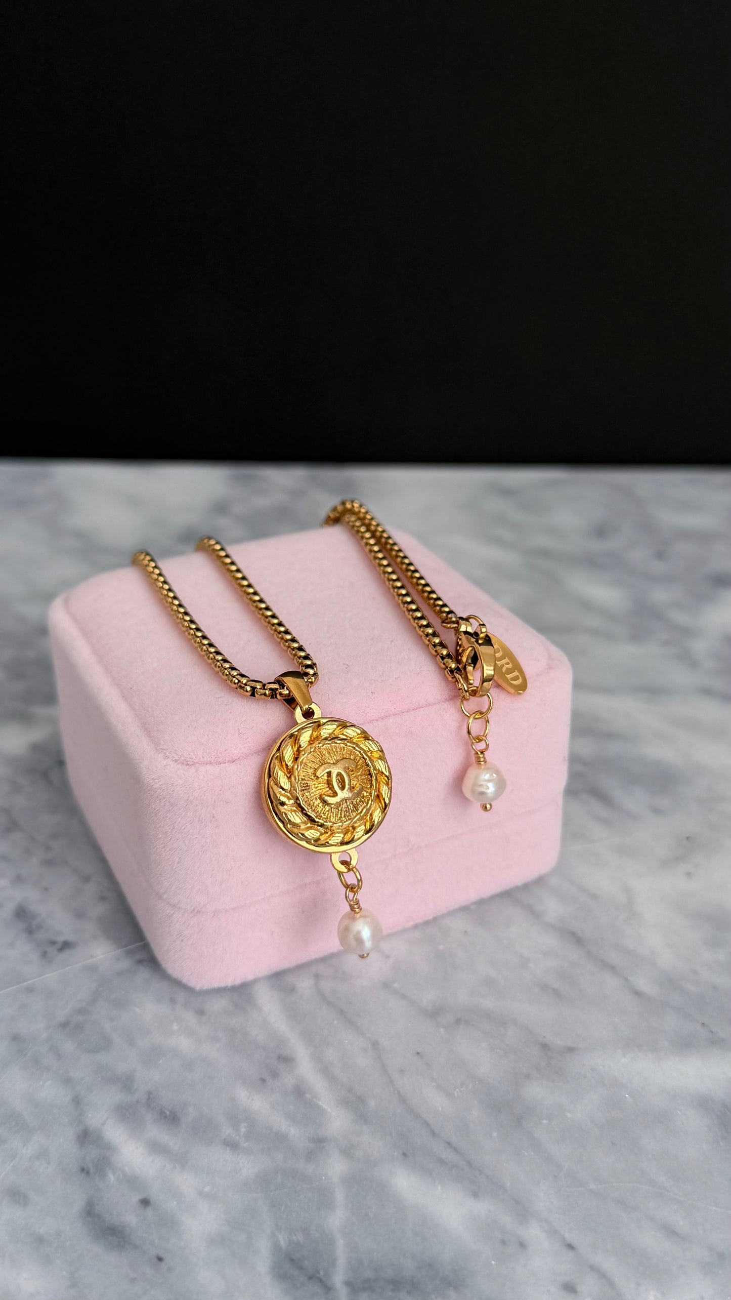 ✨EXTREMELY RARE VINTAGE reworked button necklace