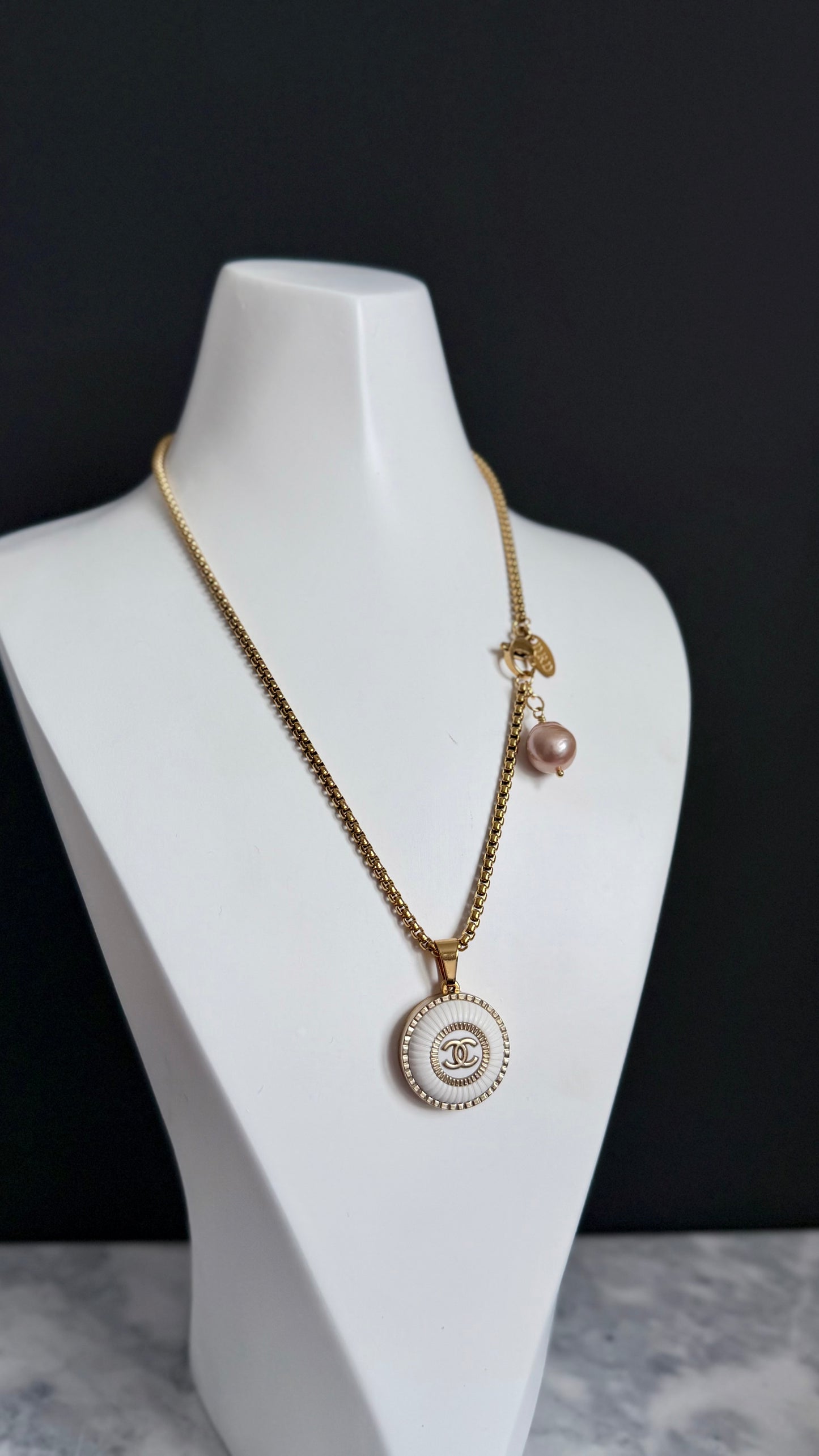 🤍 Large EXTREMELY RARE reworked button necklace