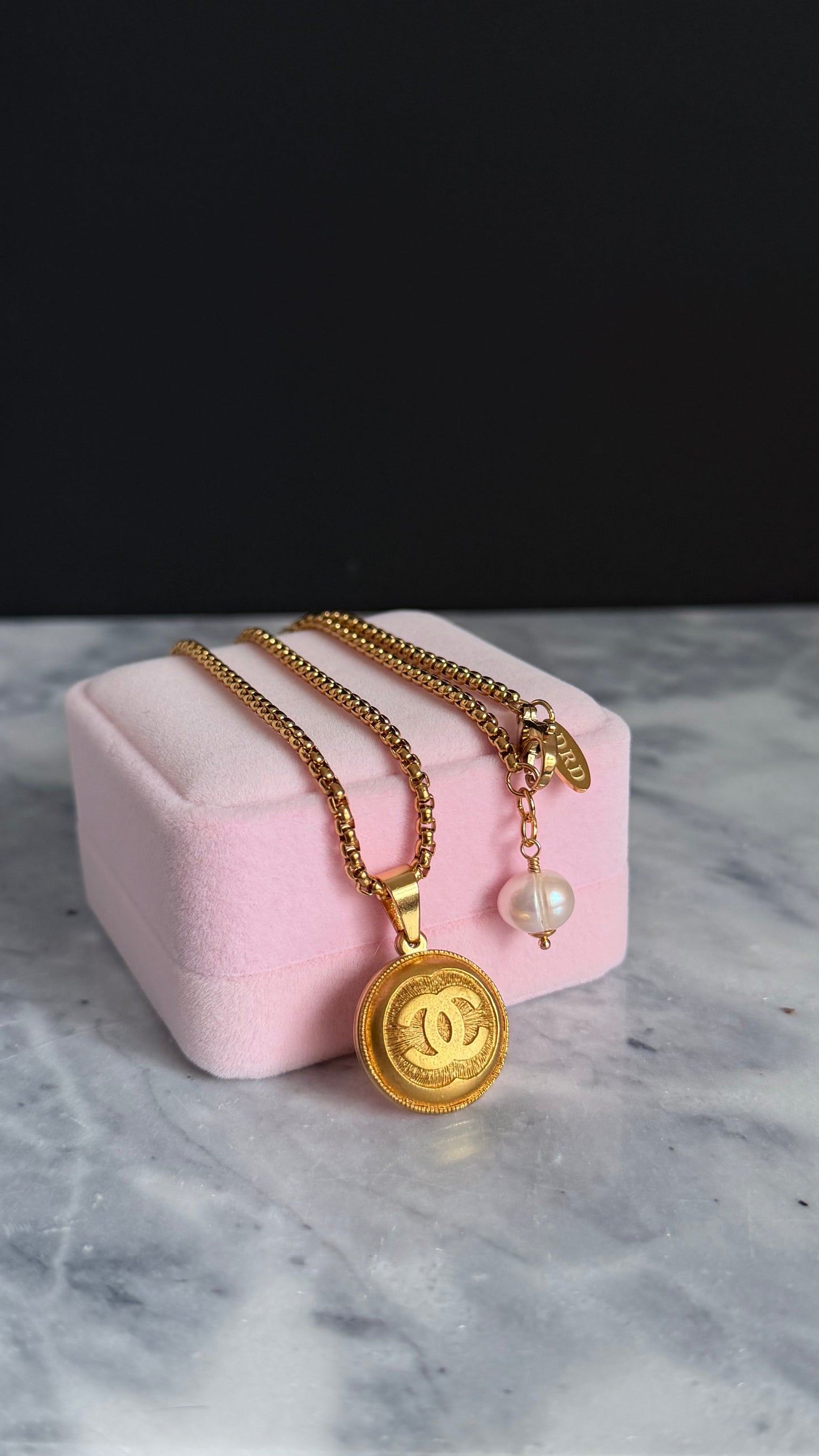 ✨ Extremely rare Authentic Reworked gold Button Necklace