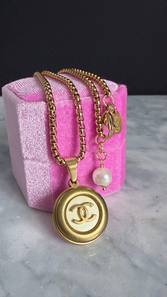 ✨ Extremely rare Authentic Reworked gold Button Necklace