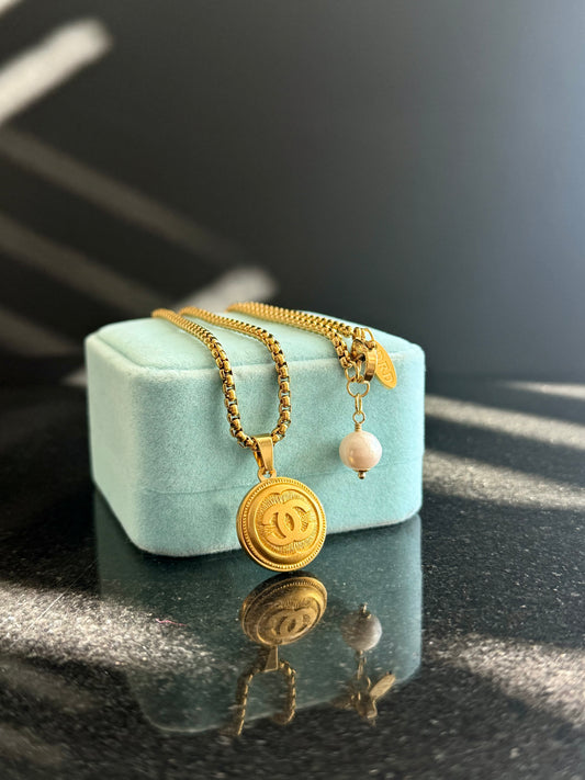 ✨EXTREMELY RARE VINTAGE reworked button necklace