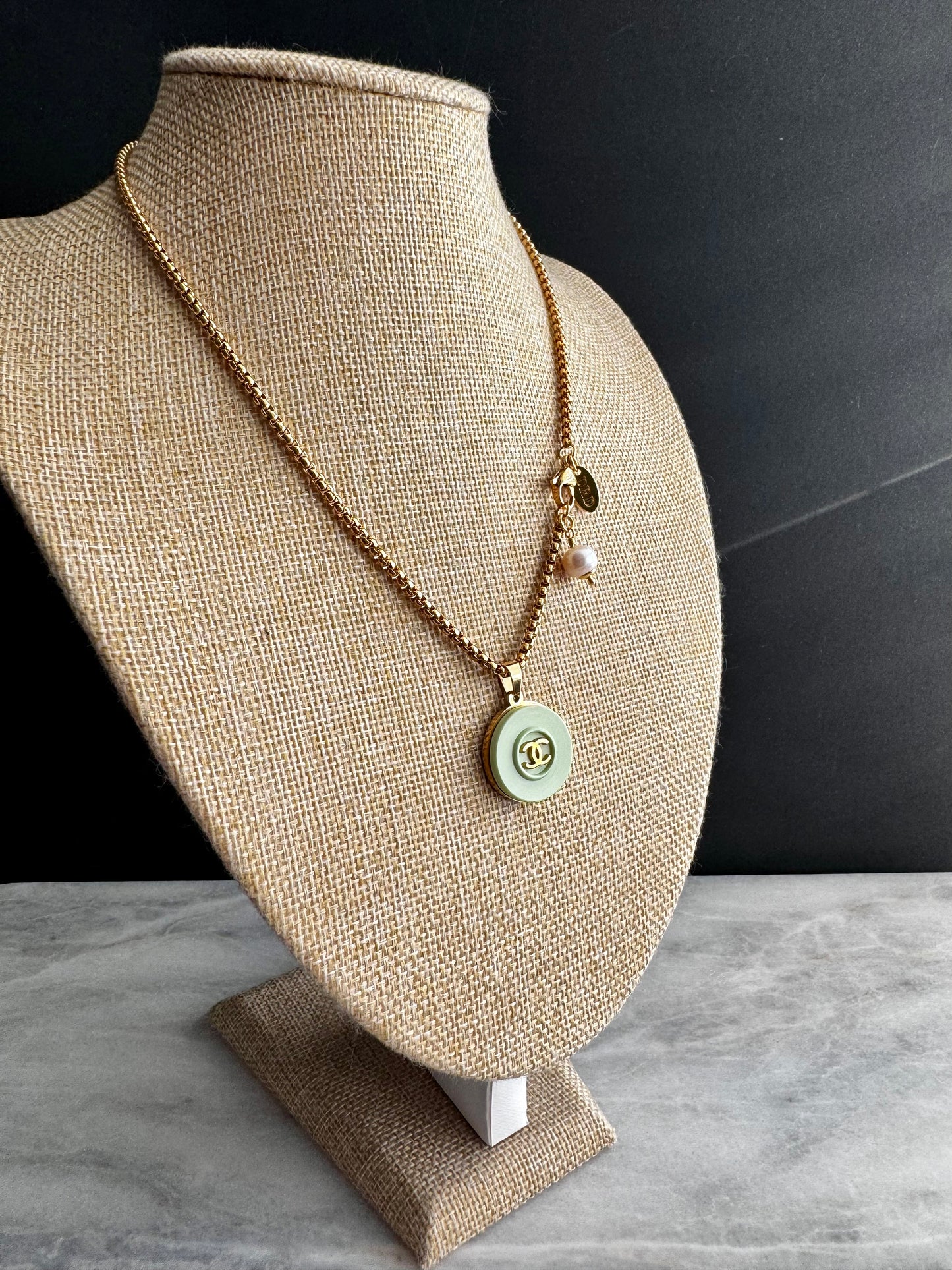 💚 EXTREMELY RARE reworked button necklace in mint green