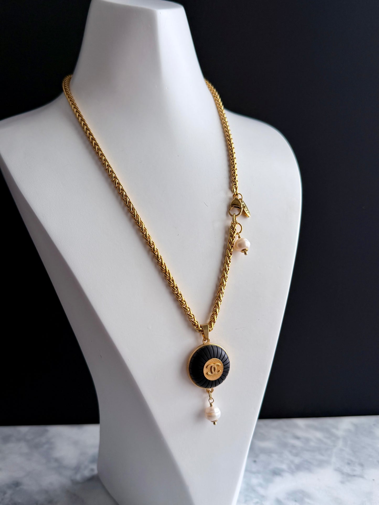 🖤 Vintage LARGE black button necklace