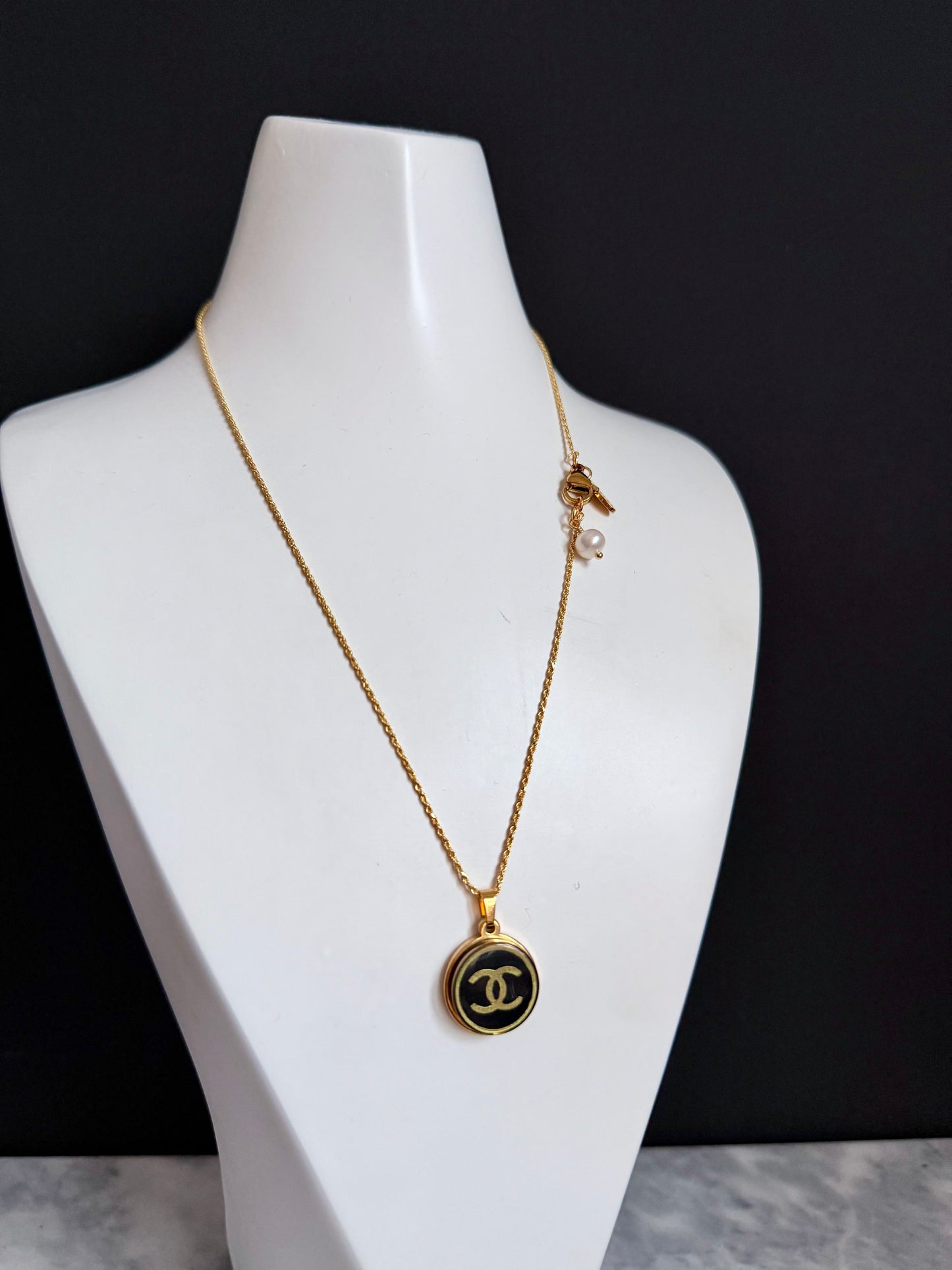 ✨RARE Vintage Authentic button Necklace