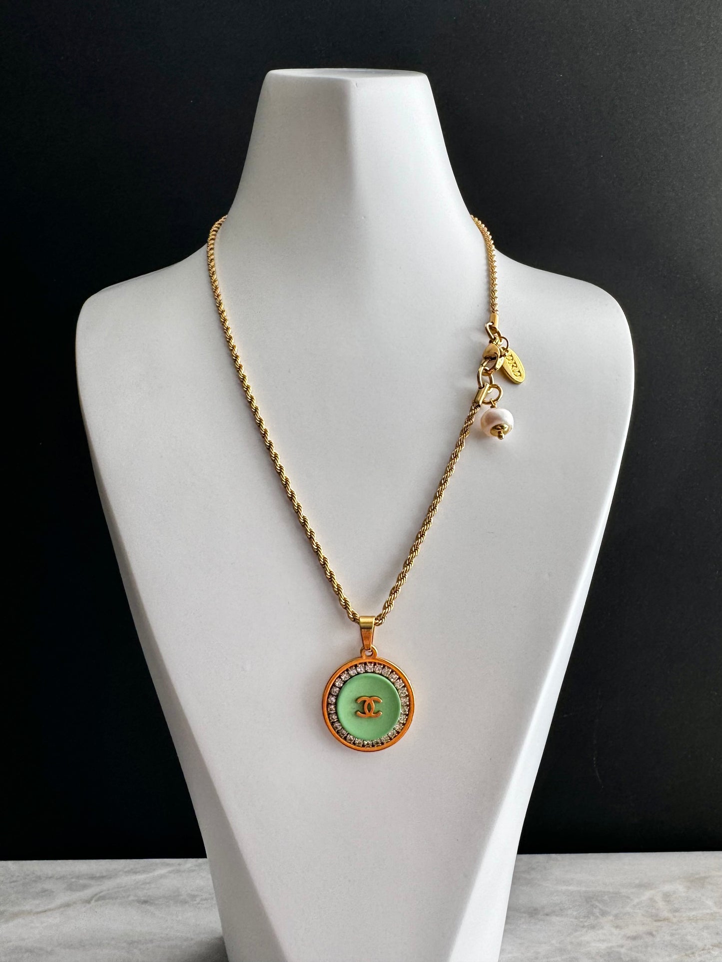 💚 EXTREMELY RARE reworked green button necklace