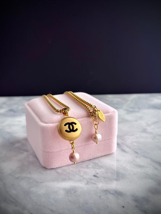 ✨EXTREMELY RARE VINTAGE reworked button necklace