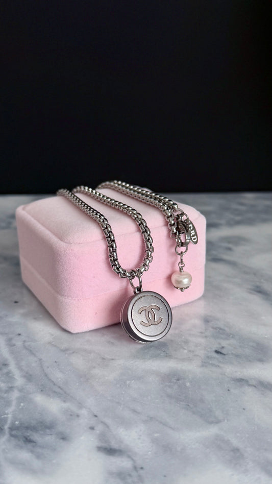 🤍 Extremely rare Vintage Authentic reworked button Necklace - ONE OF A KIND