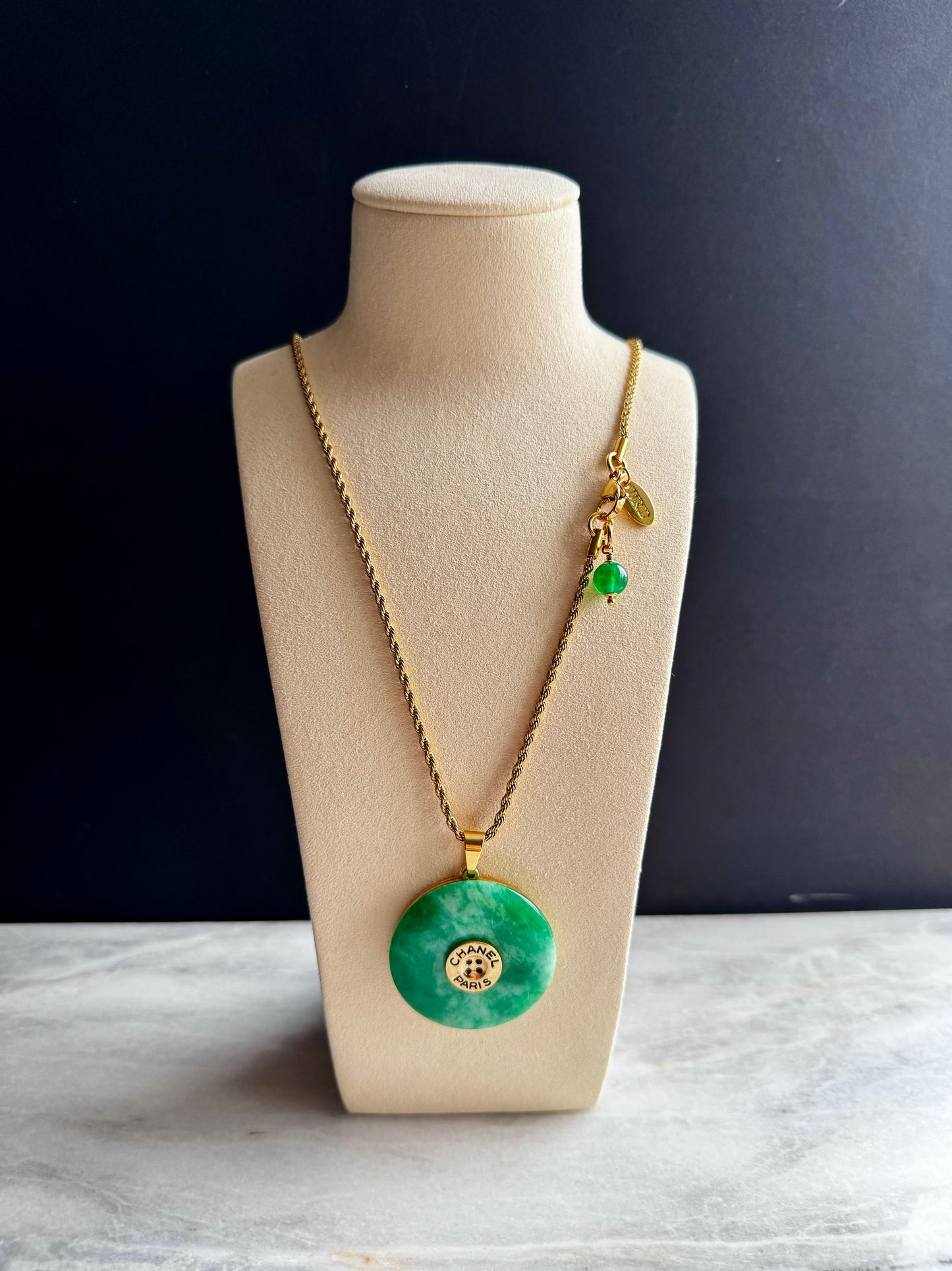 💚 Vintage reworked button and green jade stone necklace