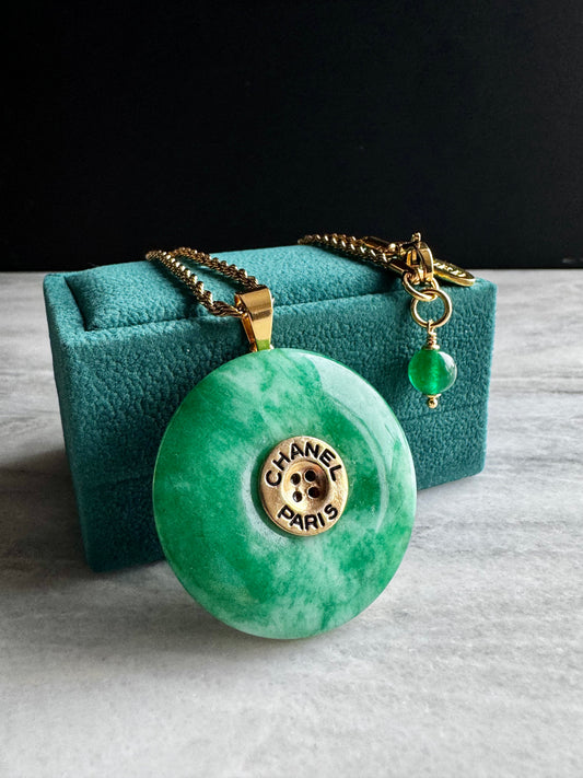 💚 Vintage reworked button and green jade stone necklace