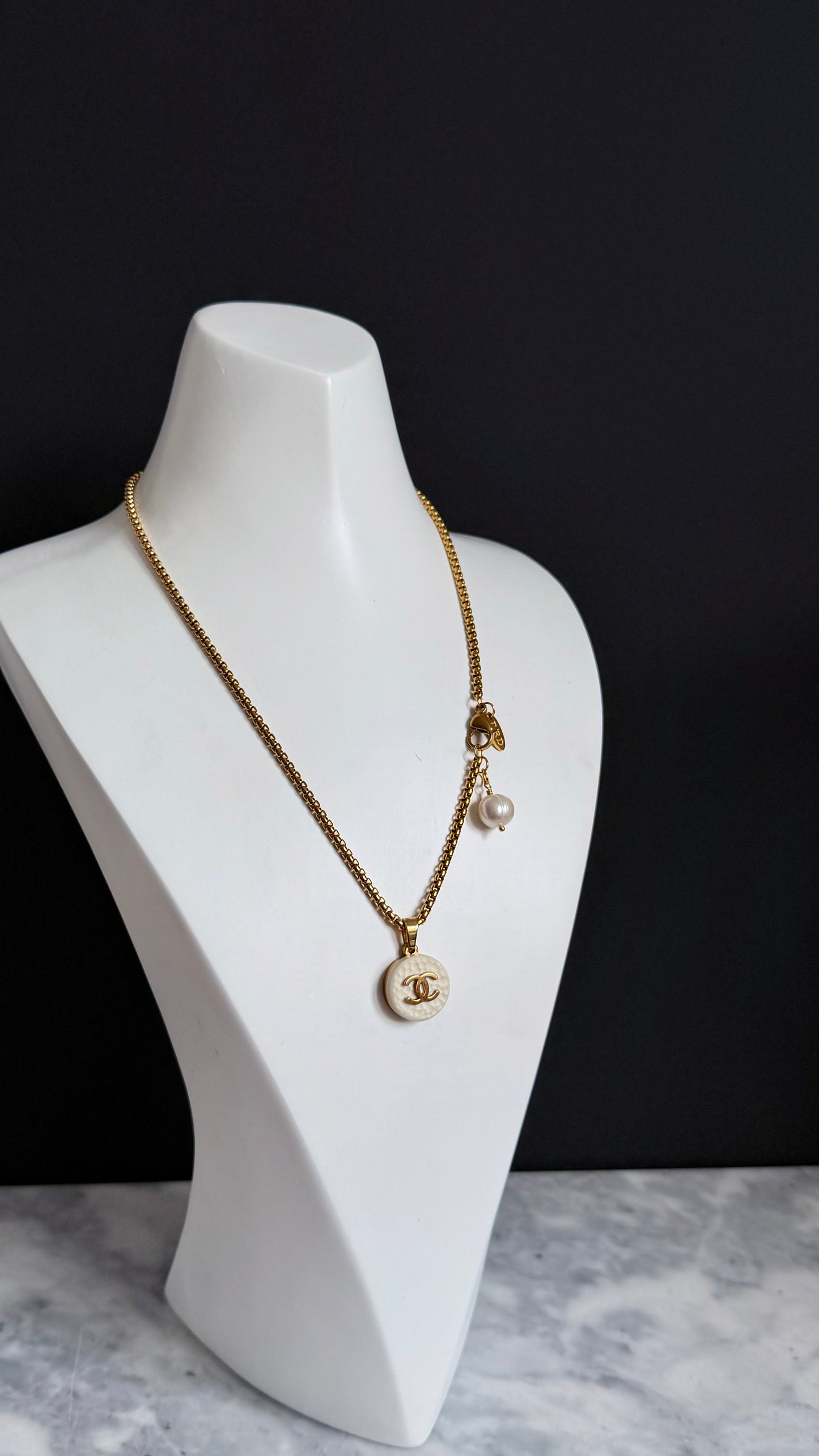 🤍 EXTREMELY RARE reworked button necklace